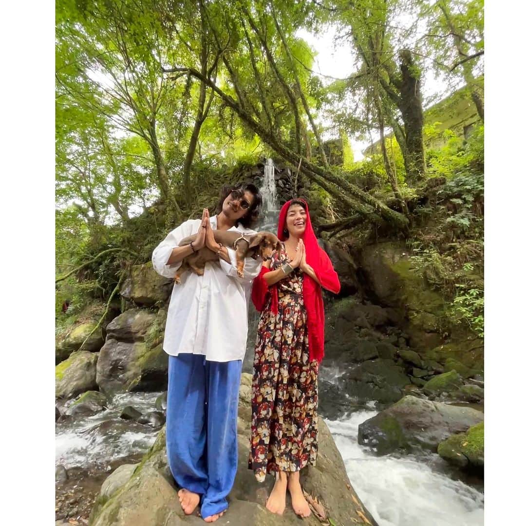 桃生亜希子さんのインスタグラム写真 - (桃生亜希子Instagram)「ゆいちゃん　@takumayui と翼君　@vvv_tsubasa とマロ🦮と湯河原へ。⛩️🦋✨🌈💦🐉  　火🔥と水💦のエネルギーに触れて、チャージ完了✨♨️✨。」9月20日 20時23分 - pinokosugar