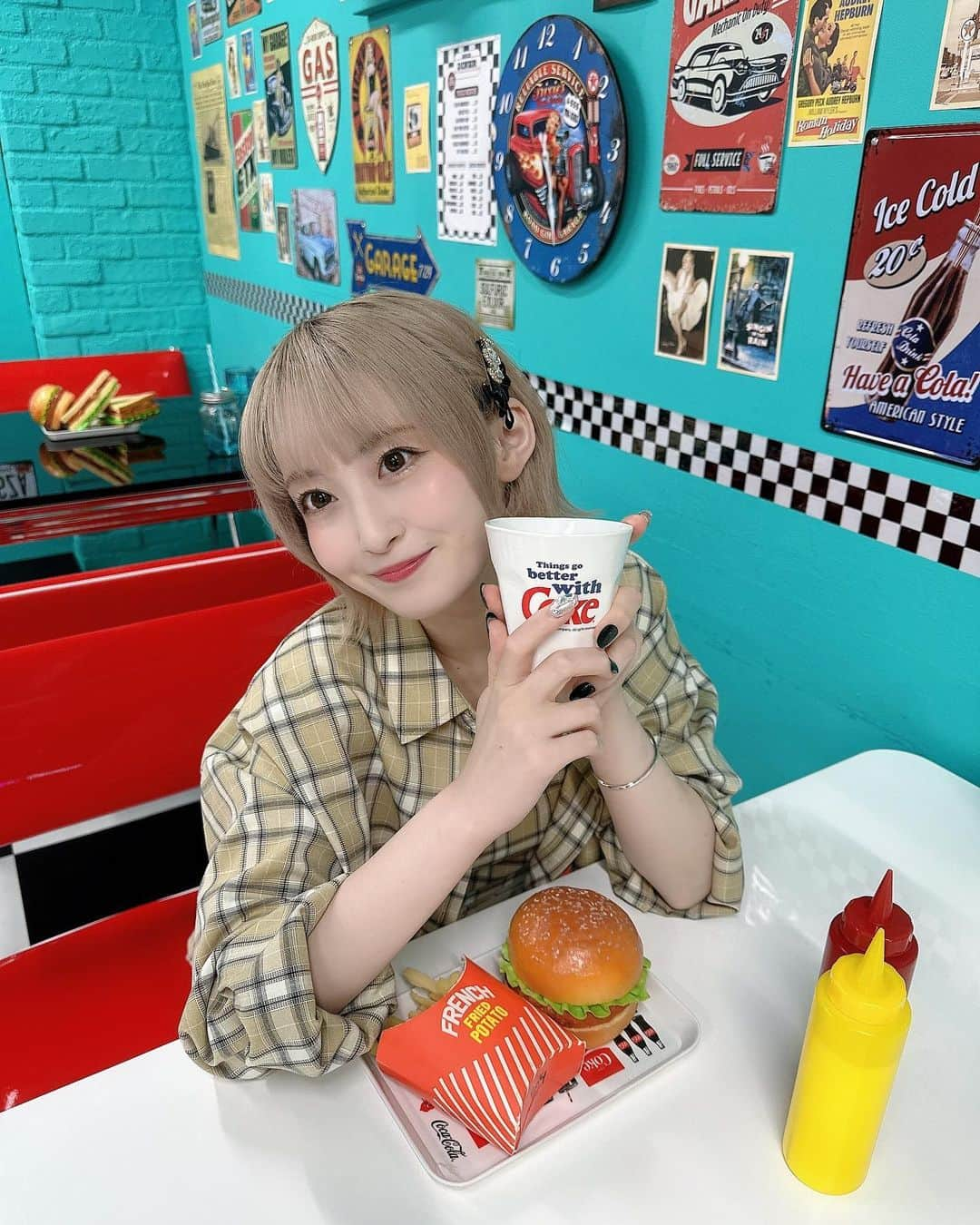 白井真緒さんのインスタグラム写真 - (白井真緒Instagram)「🍔🍟 ⁡ ⁡ ⁡ ⁡ #darich #秋服 #秋コーデ #色白女子  #diner #アメリカ #american #食べる白井」9月20日 20時23分 - kohaku_shirai_official