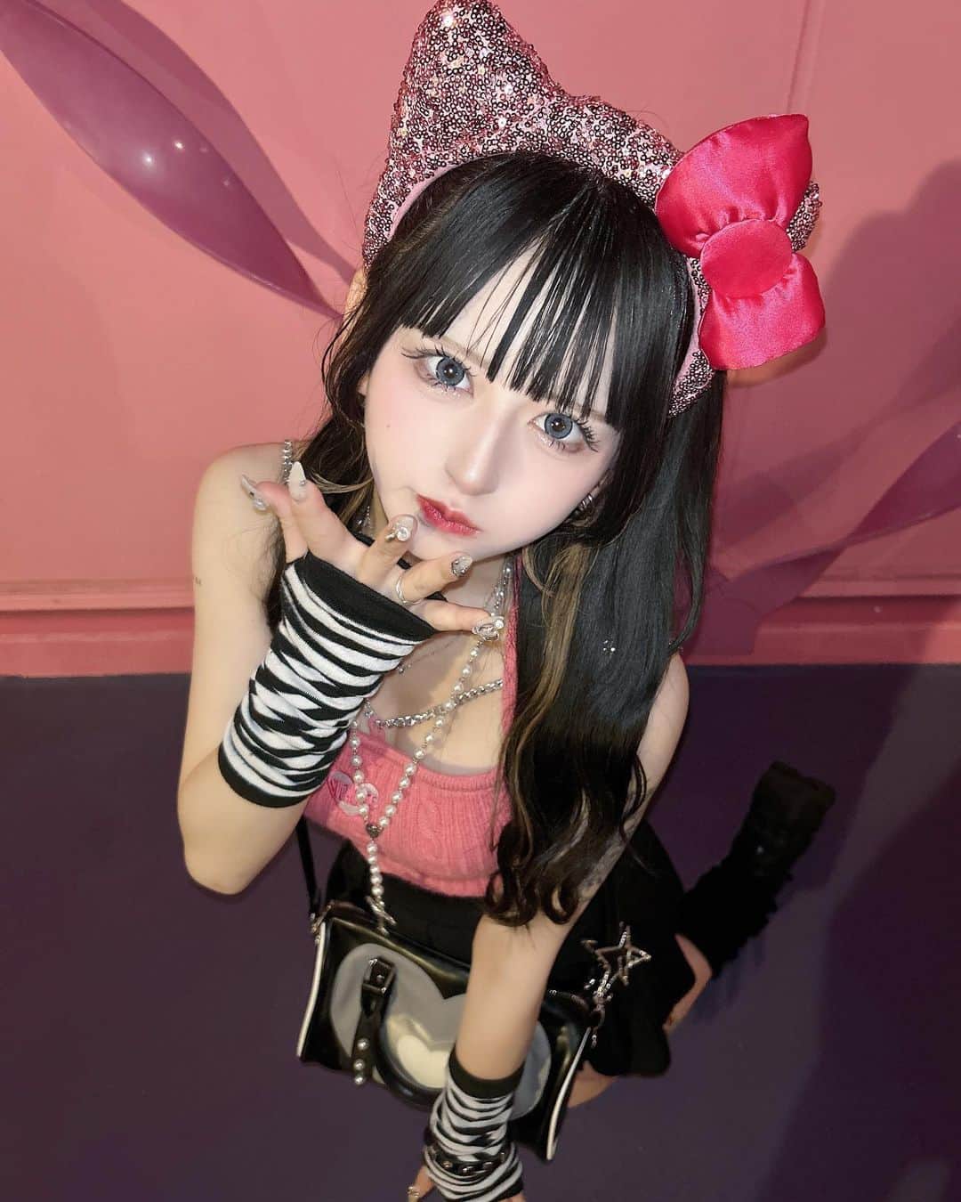 狐波ろんのインスタグラム：「ぴんくぴんくぴんくなキティーちゃんになれてはっぴーやっぴーうれぴ( ˙༥˙ )♡𝑩𝑰𝑮 𝑳𝑶𝑽𝑬――  . #ユニバ #ピンクコーデ #キティちゃん #ootd」