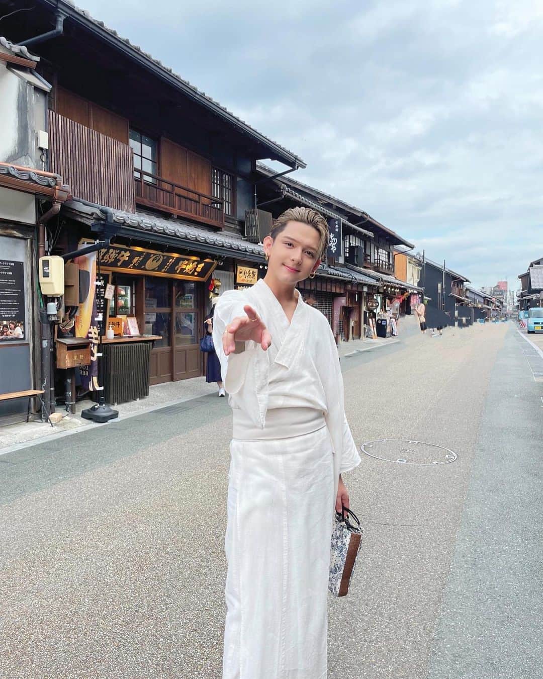 一郎のインスタグラム：「. 両親がフィリピンに帰る前に 愛知県で最後の思い出を作って来ました✨ . お母さんがフィリピンに帰る前に 初の着物を着たかったとの事で、犬山市にある城下町へ🏯 . 家族だけで過ごすのは本当に久しぶりで、 なんだかすごく懐かしい感じ♪ . 最後にお母さんのやりたい事を叶えてあげる事が出来て 本当に良かった😊 . . 次会う時は東京だね！！ 東京で最後の最高の思い出を作ろう🎉」