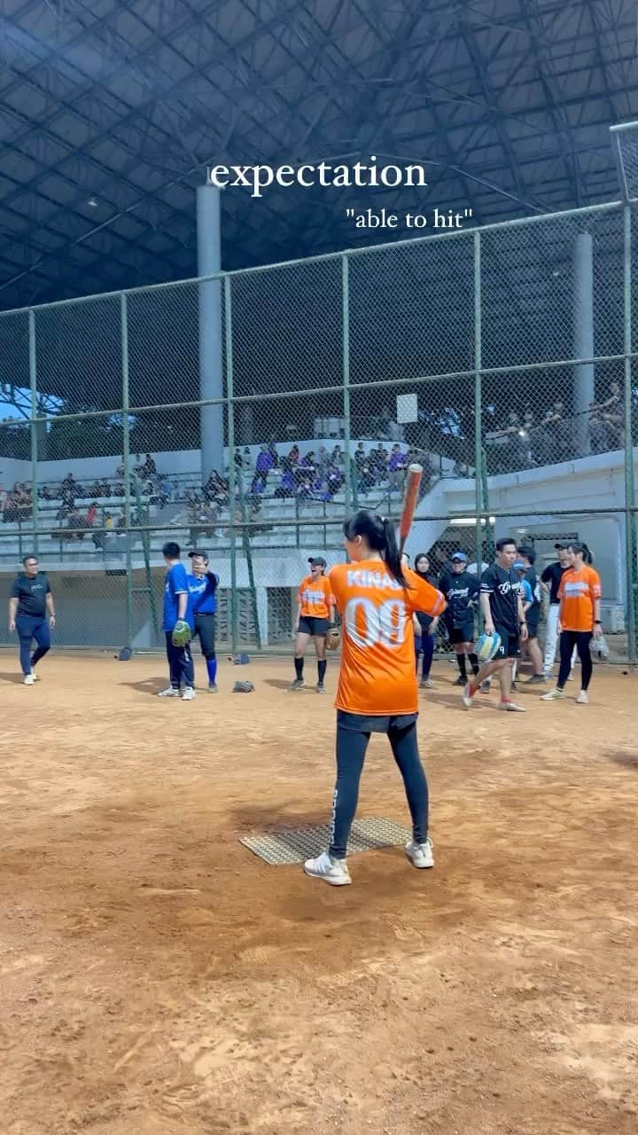 デフィ・キナル・プトリのインスタグラム：「yang penting usaha🙏🏻🙏🏻🙏🏻🙏🏻 . . #softball #eyesonme」