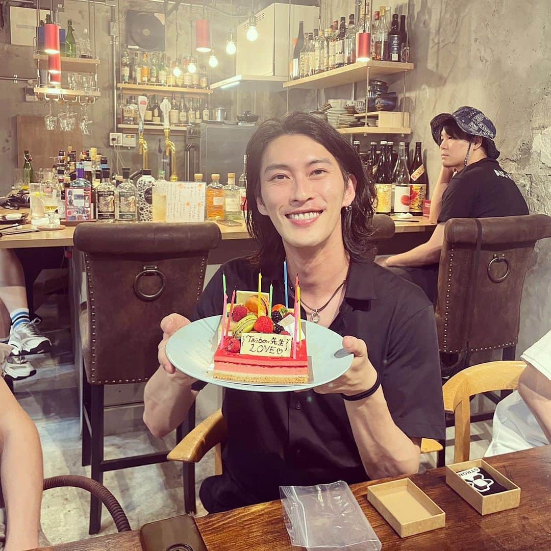 穴井隆文のインスタグラム：「㊗️36歳！！！ ⁡ 日頃から関わってくださっている皆様 ダンサーの仲間たち 応援してくれている皆様 本当に感謝です ⁡ これからも何卒よろしくお願いします！！ 健康管理、身体のケアしっかりして まだまだ踊り続けまっせ〜🔥🔥🔥 ⁡ 祝ってくれたみんなありがとう✨ ⁡ そしてメッセージくださった方々ありがとうございます！！」
