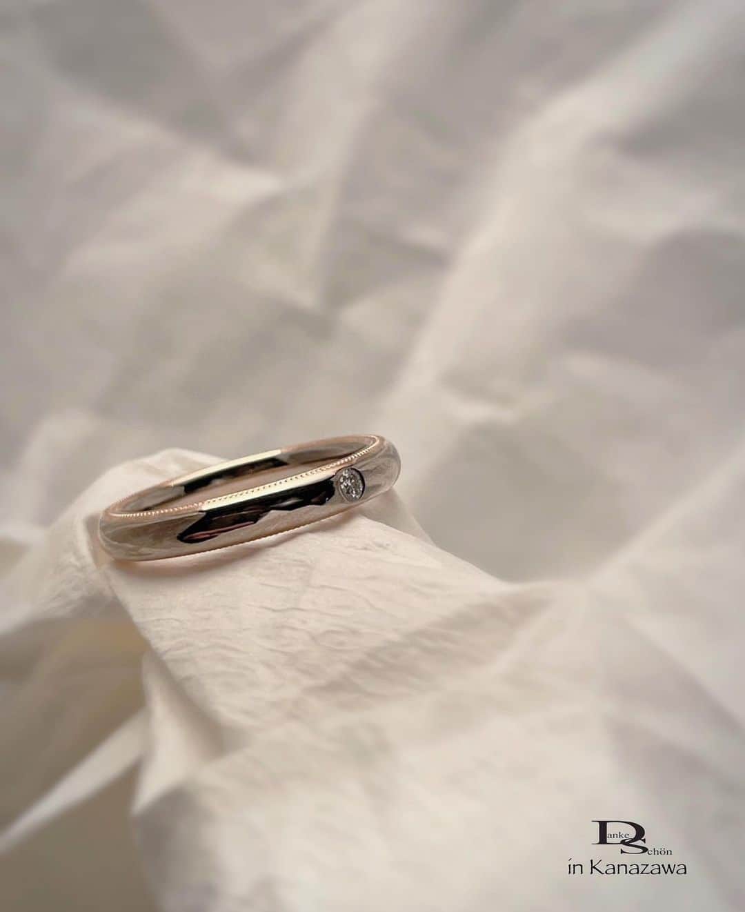 Danke schön ダンケ 金沢 結婚指輪 鍛造のインスタグラム：「・ ・ ハイ🙌🏻 今日のバウアーさんは これにします。 ・ ・ 指輪自体は2色3層の 接合モデル ・ ・ 指輪の側面に ミル打ち加工を施し ・ ・ 指輪を正面から見ているだけでは 至ってふ・つ・う ・ ・ 指輪をはめようと手に取った時に 始めて気付く ・ ・ こんな｢  側面 」にミル打ちが 隠れていたとは…と良く言われます😆 ・ ・ 勿論、指が動く度に 手が動く度に ・ ・ 繊細なミル打ちの ちゅぶちゅぶ が キラキラします！ ・ ・ と… ツラツラ書いてますが ・ ・ 皆さん🙌🏻 気付いてますか？ ・ ・ ｢ミル打ちデザイン」って たくさん指輪のデザインとして 用いられてはいますが ・ ・ 良く目にするのは ｢単色地金」が多くないですか？ ・ ・ 接合した地金(コンビモデル)に対して ミル打ちって…案外少ない…と思いませんか？ ・ ・ しかもロー付けしたコンビの地金ではなく 『接合し圧着』地金でのコンビに対してのミル打ち ・ ・ 📌𝐏𝐨𝐢𝐧𝐭 2色3層とは？ 違う地金同士をロー付けではなく 接合し圧着した地金  ※ロー付けとは？（業界用語） 分かりやすく言うなら｢接着」  ミルはミルですが そのミルを施す指輪自体の作りに違いありですよ🤭 ・ ・ ・ ・ ・  【工業系 鍛造削り出し】 🇩🇪クリスチャンバウアー 専門店 ・ ・ ワンランク上をいくノウハウの クリスチャンバウアーの選び方なら 『Danke schön 』 ・ ・ ・ —— 𝐃𝐚𝐧𝐤𝐞——— ▪︎ Instagramプロフィール 🔜 @danke2005  —————————————————————𝐒𝐜𝐡⍥𝐧——— ・ ・ #クリスチャンバウアー金沢 #鍛造指輪 #鍛造リング #結婚指輪 #結婚指輪オーダー #切削加工 #結婚指輪探し #結婚指輪選び #指輪探し #指輪選び #マリッジリング #結婚指輪金沢 #金沢結婚指輪 #セカンドリング #結婚指輪買い替え #地金屋鍛造 #ブライダルリング #結婚記念日 #ベビーリング #ドイツリング #クリスチャンバウアーダンケ #クリスチャンバウアーdanke #ミルグレイン #ミル打ち   ------------------------------------------✈︎ ---------  鍛造削り出し 🇩🇪クリスチャンバウアー 専門店 『𝐃𝐚𝐧𝐤𝐞 𝐬𝐜𝐡⍥𝐧』 ・ • 営業時間 am11:00〜pm9:00 • 定休日 : 木曜日 • 駐車場 : 店舗前OK • ご予約 : 優先 ・ ・ ——𝐃𝐚𝐧𝐤𝐞——————————————— ▪︎トップページ 🔜 @danke2005 ———————————————————-𝐒𝐜𝐡⍥𝐧————」