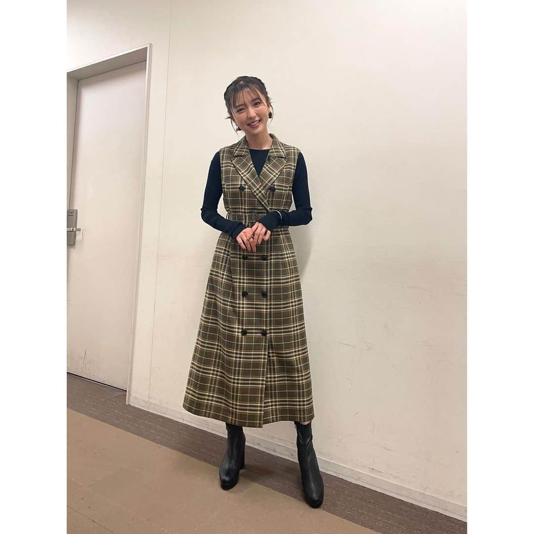 真野恵里菜さんのインスタグラム写真 - (真野恵里菜Instagram)「いい感じに髪が伸びてきたので 最近はお仕事のたびにいろいろなヘアスタイルをしてもらってます🫧 今回は上から編み込んで下で小さめの２つのお団子！ 絶対に自分では出来ないからものすごく嬉しかったー！！ . . 【お知らせ】 9月21日　夜7時〜 フジテレビ 「奇跡体験！アンビリバボー」に出演します！ 2時間スペシャルです！！ . . 衣装は秋服で🍂 ジレワンピ @diagramofficial  ピアス @hiromi_._a  バングル @___lumgo.se  ブーツ @dianashoespress  #収録 #衣装 #ヘアスタイル #ヘアメイク #diagram」9月20日 20時33分 - erinamano_official