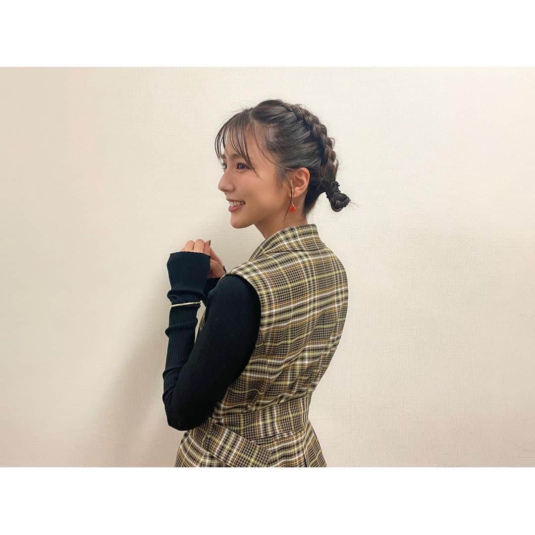 真野恵里菜のインスタグラム：「いい感じに髪が伸びてきたので 最近はお仕事のたびにいろいろなヘアスタイルをしてもらってます🫧 今回は上から編み込んで下で小さめの２つのお団子！ 絶対に自分では出来ないからものすごく嬉しかったー！！ . . 【お知らせ】 9月21日　夜7時〜 フジテレビ 「奇跡体験！アンビリバボー」に出演します！ 2時間スペシャルです！！ . . 衣装は秋服で🍂 ジレワンピ @diagramofficial  ピアス @hiromi_._a  バングル @___lumgo.se  ブーツ @dianashoespress  #収録 #衣装 #ヘアスタイル #ヘアメイク #diagram」