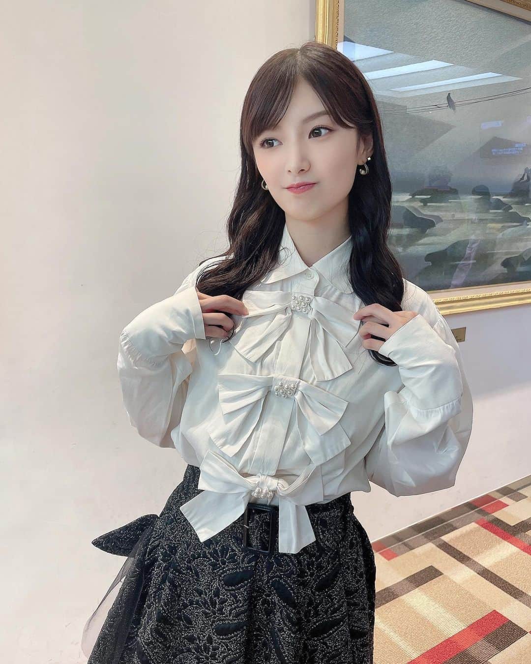 のインスタグラム：「今日の深夜2:45〜 #読響プレミア に ナビゲーターとして出演します✨️ クラシックに触れることが出来てとても楽しいひと時でした♬ 是非チェックしてください👀 . . tops&skirt→ @adelly.tokyo  #クラシック #ナビゲーター #衣装」