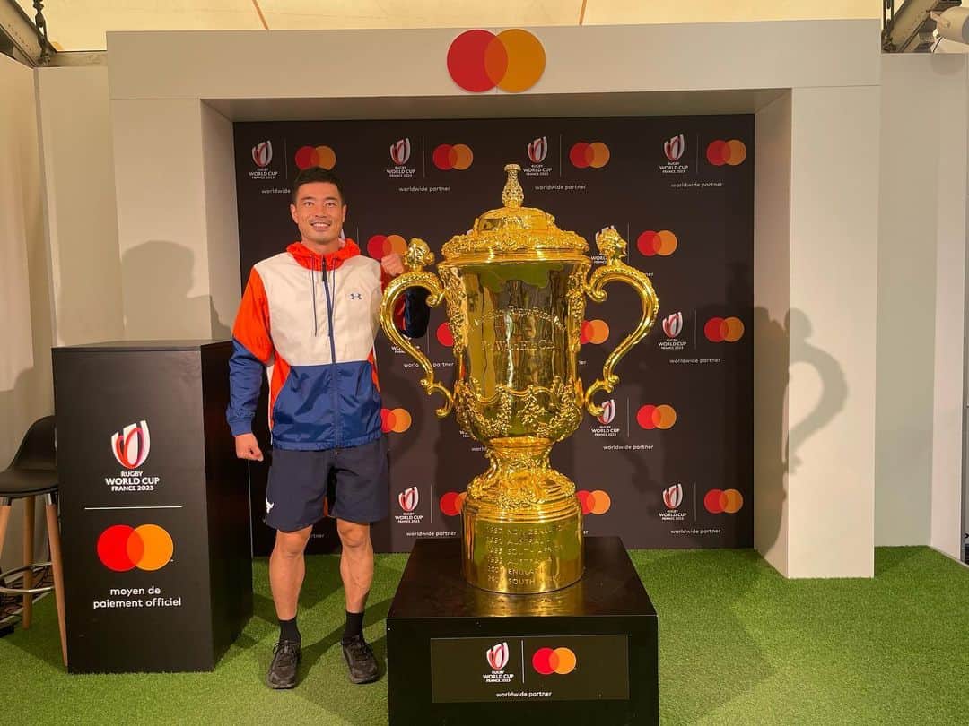 山田章仁のインスタグラム：「安心してください。 触ってませんよ😄🏆 #とにかく明るい山田」