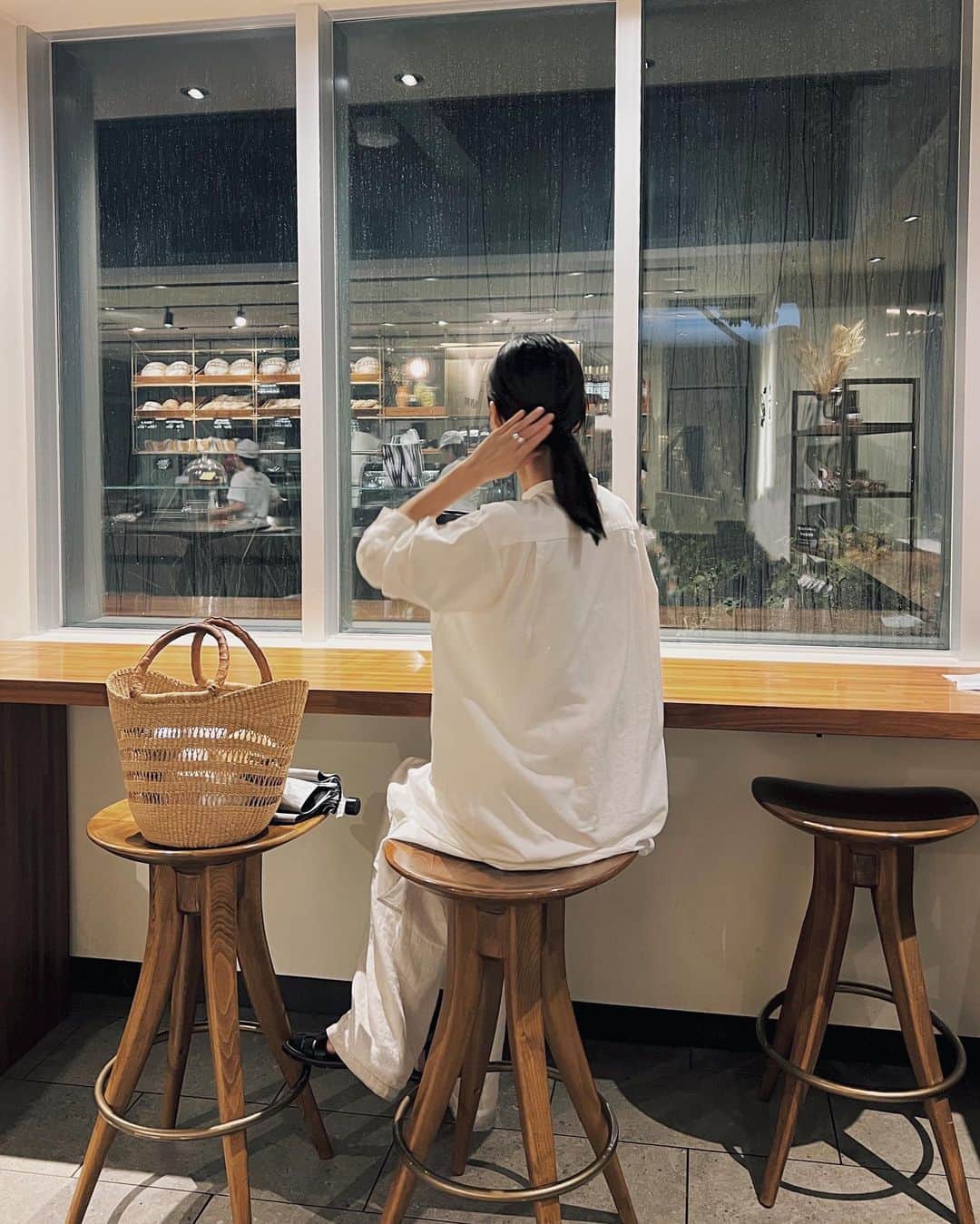 原田ゆかのインスタグラム：「ふわふわ、ゆるゆる、ゆらゆら、シャキンッ！って言葉が最近のテーマで、毎日元気に生きています💪 10年前、当時コーチングをしてもらっていた草さんからも おんなじ事を言われてた^_^笑 今の自分を表す言葉って考えるとおもしろいね！🫧 しかしあっという間に9月も後少し！だなんて！びっくりマンボーです！！🤣  #シンプル#シンプルライフ#ナチュラル#暮らしを楽しむ#日々の記録#日々の暮らし#シンプルコーデ#自然#art#naturallife#photograph#simple#love#whitecoordinate#일상스타그#데일리룩」