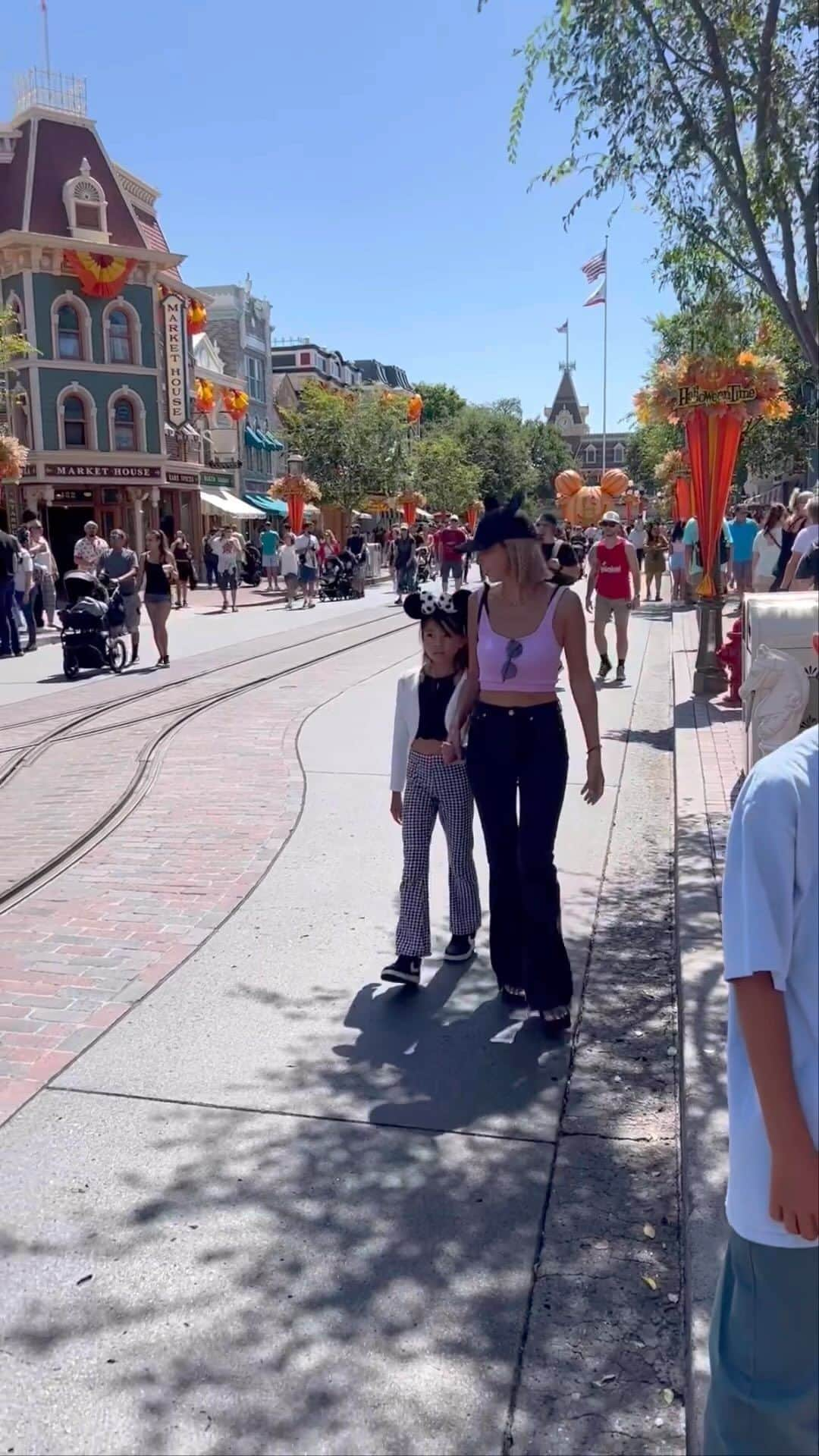 西山美希子のインスタグラム：「Disneyland!!!!!!! 🐭🖤スターウォーズのエリアが何回来てもグッとくるーーー家族４人でたのしい思い出できました」