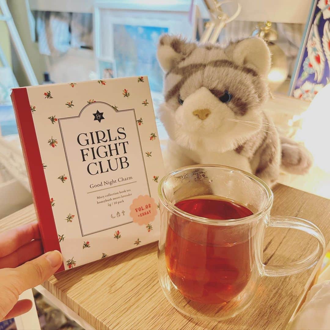 木村仁美さんのインスタグラム写真 - (木村仁美Instagram)「GIRLS FIGHT CLUB 【@gfc.jp 】より、 素敵なハニーブッシュティーが届きました🫖🌿  第二弾のこちらのお茶、パッケージは一冊の本のよう📕  ハニーブッシュの香りにラベンダーやグレープフルーツ… 心の奥まで優しくほぐれる優しい味🦋  これから少しずつ寒くなる時期に 夜の大切な時間のお供に 大切なお茶と、音楽と、エッセーと。  私は最近バレットジャーナルをはじめたので それを書く時のお供にもしたいな❁  こちらのエッセーに載っていた プレイリストも聴いてみたらとっても大好き！  いつも新しい試みで たくさんの女の子たちの心を惹きつける micoちゃんの(@mico_sis )素敵なプロジェクト✴︎  ぜひ皆様も、体験してみてね…🩵  (ちなみに、GIRLS FIGHT SOAPも めっちゃおすすめ！！ 発売当初からリピ買いしてます🧼🫧)  #gfc #girlsfightclub  #ハニーブッシュティー #ティータイムのある暮らし」9月20日 20時27分 - chami_cat