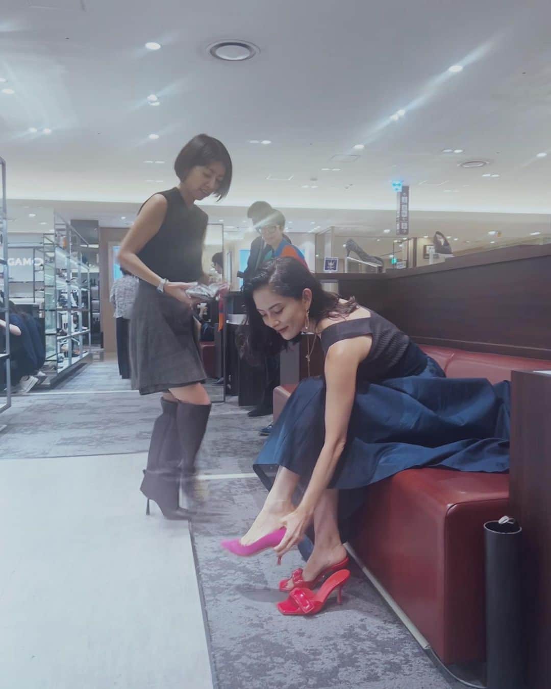 白澤貴子さんのインスタグラム写真 - (白澤貴子Instagram)「I love being surrounded by beautiful shoes♡  早いものでもう2週間近く経ってしまったのですが、先日大阪と広島にお邪魔してまいりました。  目的は２月に伺ったミラノの靴の展示会、MICAM @micam.milanoで買い付けをしていたお店の視察♪  まずは梅田阪急百貨店4階のシューズギャラリーから♡ @hankyu_shoesgallery  ここは広さがなんと300坪(1000平米近く！)もあるそうで、最新のスニーカーからメゾンによるアート作品のような美しいヒール、そして日常に合わせやすい靴たちまでなんでも揃う、靴好き垂涎のテーマパーク。  当日もストーリーズにあげた先から、「日本で一番好きなシューズフロアです！」「ここ大好き！」とDMが次々と。 私は初めてだったのですが、こんなに多く置かれていながらお目当ての靴を見つけやすいという計算し尽くされた編集力で、このフロアの人気ぶりにも大きく頷いてしまいました。  MICAMで見かけた靴たちも並べられ、やっと秋支度気分になった私も改めて試着！  今シーズンは赤がとにかく気になるけれど、同じサンダルのシルバーも使いやすそうだったな。  ちなみに10月4日からMICAM買い付けのアイテムを購入すると7枚目の写真のイタリア土産ももらえるそう。※数量限定  お近くの方、是非♡  #micam #micamtales #italianshoes #italianshoeslover #madeinitaly」9月20日 20時29分 - takakoshirasawa
