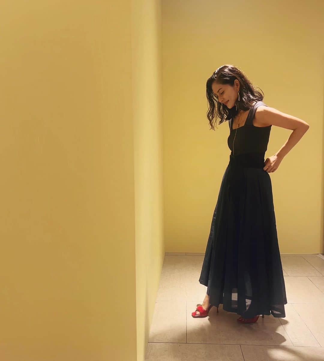 白澤貴子のインスタグラム：「I love being surrounded by beautiful shoes♡  早いものでもう2週間近く経ってしまったのですが、先日大阪と広島にお邪魔してまいりました。  目的は２月に伺ったミラノの靴の展示会、MICAM @micam.milanoで買い付けをしていたお店の視察♪  まずは梅田阪急百貨店4階のシューズギャラリーから♡ @hankyu_shoesgallery  ここは広さがなんと300坪(1000平米近く！)もあるそうで、最新のスニーカーからメゾンによるアート作品のような美しいヒール、そして日常に合わせやすい靴たちまでなんでも揃う、靴好き垂涎のテーマパーク。  当日もストーリーズにあげた先から、「日本で一番好きなシューズフロアです！」「ここ大好き！」とDMが次々と。 私は初めてだったのですが、こんなに多く置かれていながらお目当ての靴を見つけやすいという計算し尽くされた編集力で、このフロアの人気ぶりにも大きく頷いてしまいました。  MICAMで見かけた靴たちも並べられ、やっと秋支度気分になった私も改めて試着！  今シーズンは赤がとにかく気になるけれど、同じサンダルのシルバーも使いやすそうだったな。  ちなみに10月4日からMICAM買い付けのアイテムを購入すると7枚目の写真のイタリア土産ももらえるそう。※数量限定  お近くの方、是非♡  #micam #micamtales #italianshoes #italianshoeslover #madeinitaly」