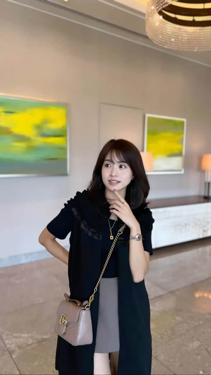 のインスタグラム：「この日は神田明神に行ってから パレスホテルにマスカットのパフェを食べに行ったよ🤤  たまたま挙式でお世話になったメイクのユイちゃんと ムービーカメラマンのしゅんさんにお会いできて 嬉しかったぁぁ🥰 エントランスで挙式の前に撮影するのですが その日は2組の花嫁様を見れて 私はその撮影の時からとても泣いてたので他の花嫁様はどうなのかな〜っとラウンジから眺めてたら、、、笑顔の花嫁様しかいらっしゃらなかった…これが普通ですよね🥰 自分の異常さを実感して笑えました😇笑 丁度５ヶ月前とかですが、その光景が懐かしく感じました🥰こういう初心の気持ちを思い出すためにも パレスホテルは定期的に行きたいものですね😌  とりあえず、マスカットパフェ美味しすぎました🤤 シーザーサラダとポルチーニのリゾットも大好きで毎回食べてます🤤行かれる方は是非❤️笑  outer  @chesty_official  tops  @m_maglie_le_cassetto_official  skirt  @zara   ベスト？ビスチェは先日のPOPUPで🐼 とってもお気に入り🥰  #fashion #zara #zarawoman #zaraコーデ #大人カジュアル #大人コーデ #パレスホテル東京 #パレスホテル #パレス花嫁 #卒花嫁」