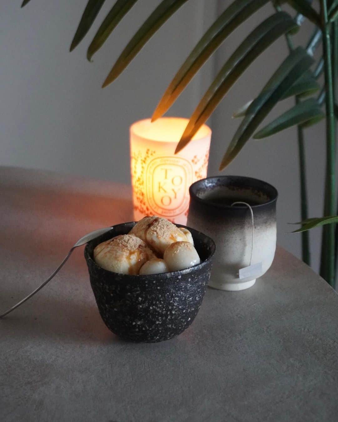 のインスタグラム：「食後のおやつ…🤤 白玉、きなこ、黒蜜で和風プチパフェの完成🍨  器はGWで帰省した際に、愛知県常滑市で購入したもの。 手びねりという技法を使って、あえて非対称に製作されている味のある器。  マットな質感や、ゴツゴツとした見た目 素材そのものの質感を感じられるアイテムに惹かれます。  「侘び寂び」という言葉があるように 不揃いやありのままに美しさを見出す、日本の美の定義が好き。☺️」