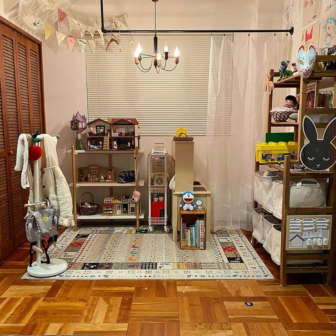 RoomClipJPさんのインスタグラム写真 - (RoomClipJPInstagram)「この部屋が素敵だなと思ったら「🍄」(きのこ)とコメントしてください！ 白い壁とチェッカーパーケットフローリングの組み合わせ、たくさんのドライフラワーのディスプレイが魅力的なtbtt7ejさん宅✨キッズスペースも整頓されていてとても参考になりますね！  ---------------------------------------  Photo: tbtt7ej RoomNo. 3553431   --------------------------------------  ぜひ「RoomClipムービー」のハッシュタグで 皆様の素敵なお部屋を撮影した動画を投稿してください🏠   --------------------------------------  この部屋のインテリアはRoomClipのアプリから ご覧いただけます。  アプリはプロフィール欄から ▶︎ @roomclipjp  ------------------------------------  600万枚以上集まる中から リアルな部屋のインテリア写真を毎日発信！  ------------------------------------  #子供のいる暮らし#子どものいる生活#子ども部屋#子どもと暮らす#子ども部屋インテリア#子供部屋インテリア#子供のいる生活#子供がいる暮らし#吹き抜け#吹き抜けリビング#ドライフラワーインテリア#ドライフラワーのある生活#暮らしをたのしむ#雑貨好きな人と繋がりたい#家づくりノート#マイホーム計画中の人と繋がりたい #丁寧な暮らしに憧れる#くらしを楽しむ#日々のくらし #失敗しない家づくり#家づくりの記録  #マイホーム計画中 #おうちづくり#日常の記録 #おしゃれな家づくり#こだわりの家づくり#洗面所インテリア#インテリアを楽しむ#roomclip #ルームクリップ」9月20日 20時30分 - roomclipjp