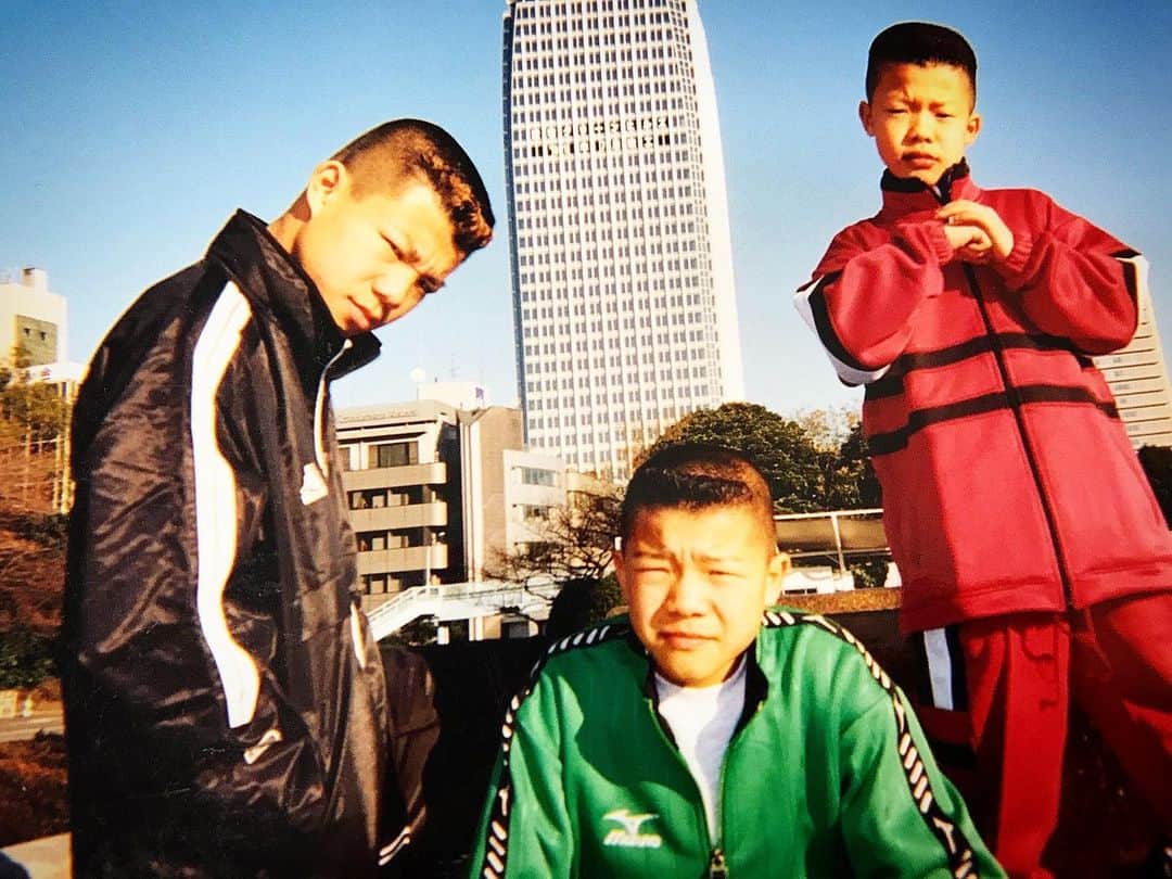 のインスタグラム：「中3の時の俺はまだ気が弱く、同門とのスパーはマンネリ化するのでよく出稽古させられた。時には海外で当時の世界王者のポンサクレックとスパーしにタイに行かされた。今思ったら小学生だった和毅の練習量はプロボクサー以上やったと思う。  @tomokikameda  @daikikameda3  @kameda033  @3150fight  10月7日 3150FIGHT vol.7 #拳闘士はゲンコツで語る」