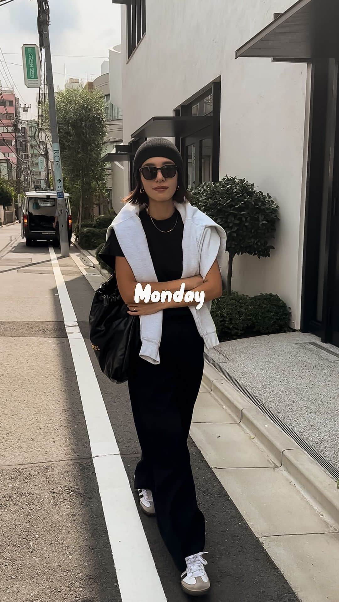 MOYAのインスタグラム：「暑いけど、秋服着たい！ という今の時期に参考にしていただけると幸い✨ 半袖やタンクトップでも 素材を秋仕様のアイテムに変えたり ニット帽みたいに小物を用意してみたり👶🏻  割とカジュアルめなので これからの季節の運動会コーデとかでも良さそう😃💨  もう少し涼しくなってくれるといいね🫠✨  #1週間コーデ #ママコーデ #運動会コーデ  #cavezarosso」