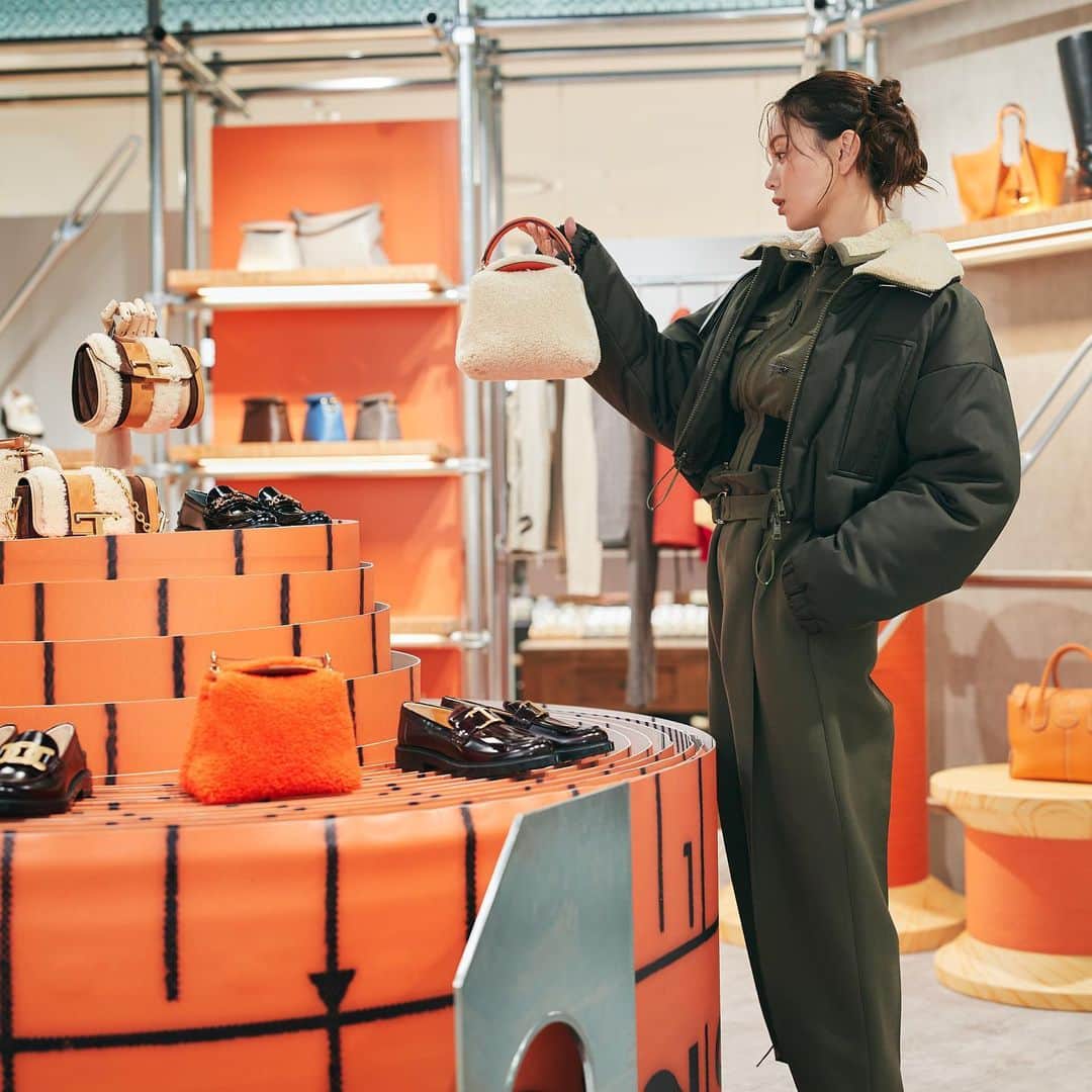 蛯原友里のインスタグラム：「. TOD’S THE ART OF CRAFTSMANSHIP @ 伊勢丹新宿  毎年楽しみにしている、 もふもふの限定Tケースバッグも発見‼︎  #Tods #TodsPopup #TodsFW24」