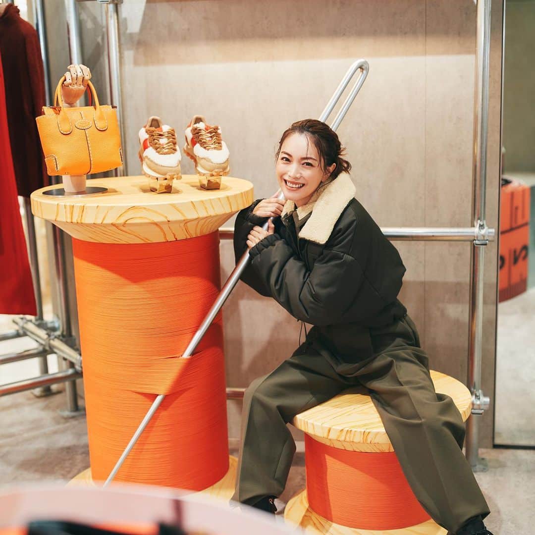 蛯原友里のインスタグラム：「. TOD’S THE ART OF CRAFTSMANSHIP @ 伊勢丹新宿  「アート オブ クラフツマンシップ」は、 私も敬愛する写真家ティム・ウォーカー氏と トッズのコラボレーションプロジェクト。  デフォルメされたハサミや巻尺、木型など 遊び心いっぱいのプロップにも心が躍りました✂︎  #Tods #TodsPopup #TodsFW24」