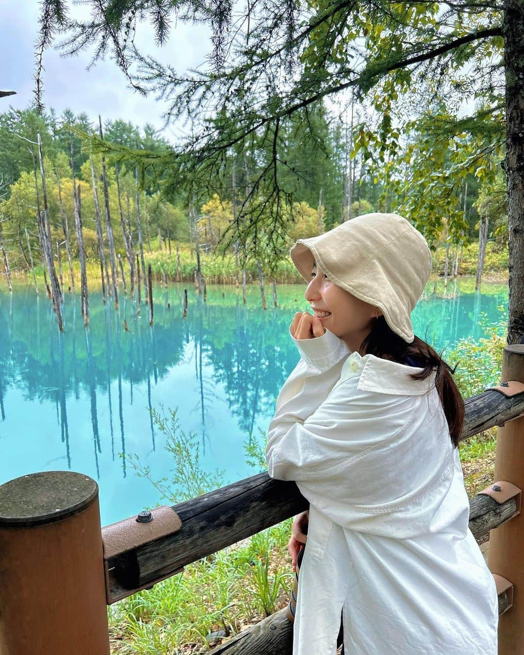 吉田怜菜のインスタグラム：「. . 久しぶりに北海道に行ったよ 🫧 札幌に祖母の家があったから何度も行ったことはあったけど、しばらくは行けていなかったので久しぶりに行けてよかったです😌💭 . いつか行ってみたいなと思ってた青い池やまた行きたいなと思ってたラベンダー畑にも行けました🪻 残念ながらラベンダーは時期じゃなくて咲いてなかったので、またいつかリベンジしたいと思います🙊🤍 . . #北海道旅行 #北海道観光 #青い池 #ファーム富田 #ラベンダー畑 #ラベンダーアイス #白ひげの滝 #はちきょう #はちきょう別亭おやじ #ロイズカカオチョコレートタウン #北海道グルメ旅 #札幌観光 #富良野ラベンダー #美瑛町」