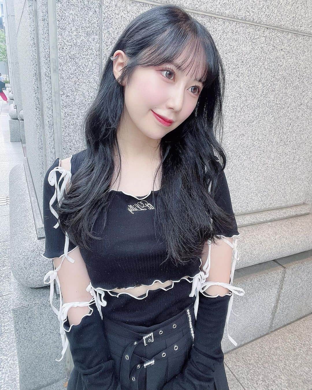 上野遥のインスタグラム：「本日24歳になりました☪︎⋆｡˚✩  去年よりは少し余裕を持ってお仕事できる様にはなったかなと思う近頃ですが、 やっぱり一つできる様になったらまた一つ課題が増えるの繰り返しですね！きゃー！  とはいえお仕事させて頂ける環境に感謝しながら、 皆様の見えないところではありますが これからもずっと見守ってくださると嬉しいです🫶🏻  変わらずSNSは続けていきますのでこちらも宜しくお願い致しますっ！ (みんなとの交流する場所が癒しなので！)  改めまして、24歳も楽しんでゆきます🤍  #マイバースデー #lillily #この間買ったの #可愛すぎる #ankrouge #これ本当はセットアップ　#可愛すぎる #photoby しのっち」