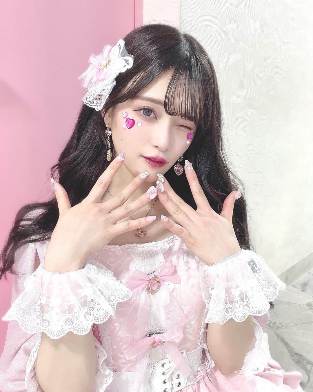 田北香世子のインスタグラム：「フィルターいらないくらいキラキラにしてね💖  #アイドル #アイドル衣装 #ピンク #ピンク担当」
