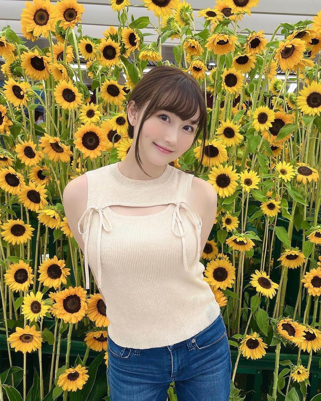 矢倉楓子のインスタグラム：「向日葵🌻✨Photo by 母。 8月の写真、今更投稿しちゃう。  #向日葵  #夏の思い出  #夏コーデ  #もうすぐ  #秋だね」