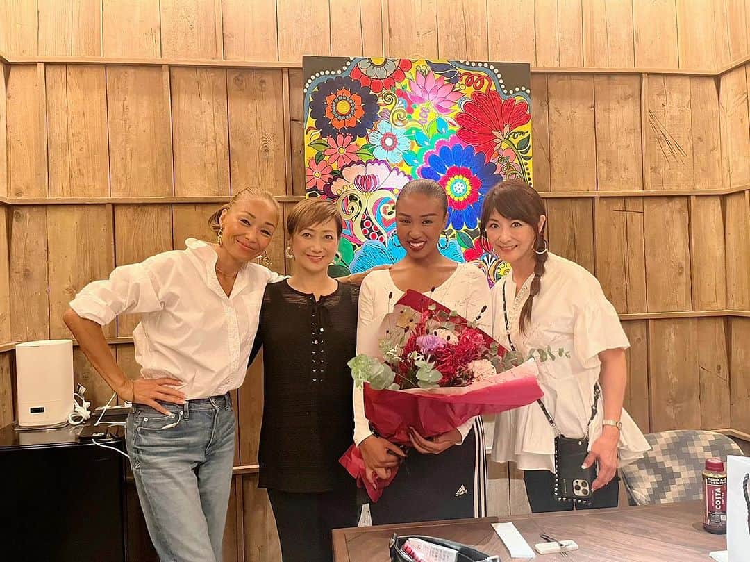 山田佳子さんのインスタグラム写真 - (山田佳子Instagram)「Kona Rose さんがspecial guestとして出演されたライブを観に行ってきました！😍💕 ⁡ #素晴らしい #歌声 #一度聞くと🥰 #耳に残る #konarose  #live #若干 #25歳 #ブルーノートプレイス #bluenote」9月20日 20時44分 - yoshiko117