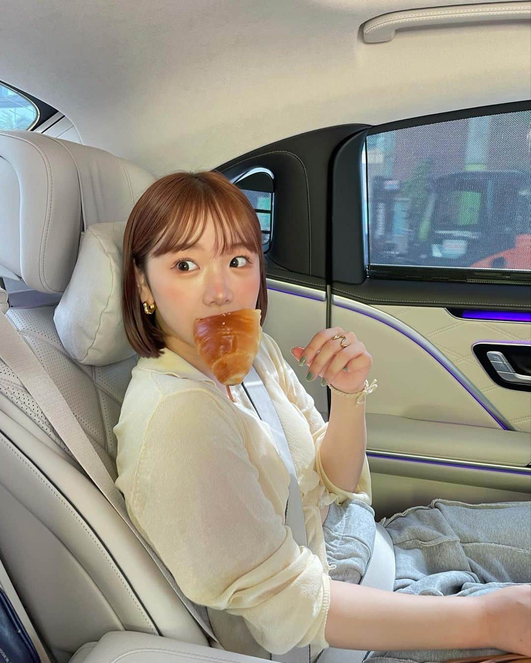 きりまるさんのインスタグラム写真 - (きりまるInstagram)「この前行った韓国のパン屋さんが🍞 とんでもなくオシャで おいしくて幸せやった 😚🤍  いつもパンの余ったやつ貰ってるんか お店の前におハトがいっぱいおって 可愛くて パシャりした 📷🍞懐いてた ！  ここの塩パンがおいしすぎて 韓国いったらもっかい食べたい... ああ、空間もパンも何もかもドツボで 幸せな時間を過ごしました 🥪♡ ぽぽまるのみんなも行ってみてほしい〜🤤♡  まいちゃん（マネちゃん）と 趣味がおんなじやけん、いつも いろんな場所でカフェ巡りして 楽しい〜🐻 @mgmy.o0  . .」9月20日 20時46分 - kirimaruuu