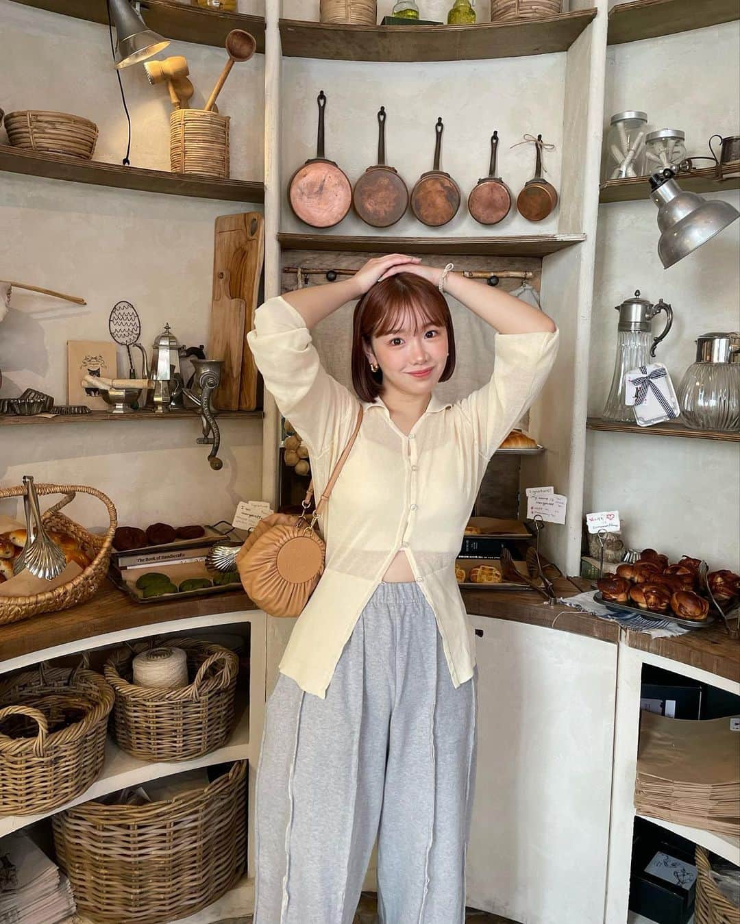 きりまるさんのインスタグラム写真 - (きりまるInstagram)「この前行った韓国のパン屋さんが🍞 とんでもなくオシャで おいしくて幸せやった 😚🤍  いつもパンの余ったやつ貰ってるんか お店の前におハトがいっぱいおって 可愛くて パシャりした 📷🍞懐いてた ！  ここの塩パンがおいしすぎて 韓国いったらもっかい食べたい... ああ、空間もパンも何もかもドツボで 幸せな時間を過ごしました 🥪♡ ぽぽまるのみんなも行ってみてほしい〜🤤♡  まいちゃん（マネちゃん）と 趣味がおんなじやけん、いつも いろんな場所でカフェ巡りして 楽しい〜🐻 @mgmy.o0  . .」9月20日 20時46分 - kirimaruuu