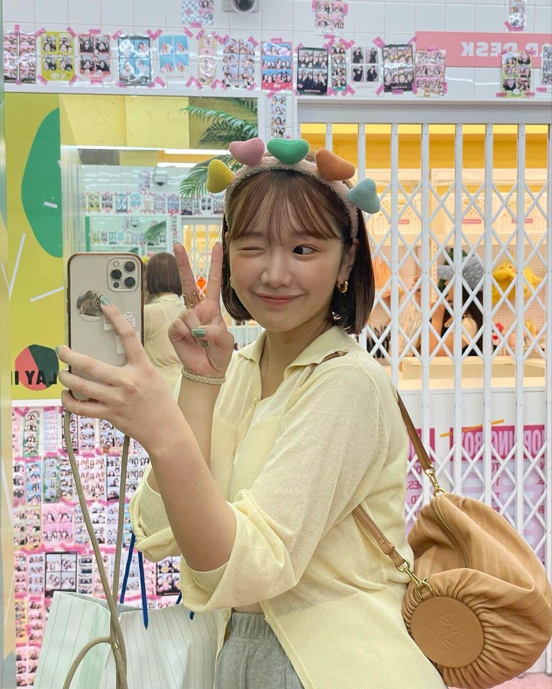 きりまるさんのインスタグラム写真 - (きりまるInstagram)「この前行った韓国のパン屋さんが🍞 とんでもなくオシャで おいしくて幸せやった 😚🤍  いつもパンの余ったやつ貰ってるんか お店の前におハトがいっぱいおって 可愛くて パシャりした 📷🍞懐いてた ！  ここの塩パンがおいしすぎて 韓国いったらもっかい食べたい... ああ、空間もパンも何もかもドツボで 幸せな時間を過ごしました 🥪♡ ぽぽまるのみんなも行ってみてほしい〜🤤♡  まいちゃん（マネちゃん）と 趣味がおんなじやけん、いつも いろんな場所でカフェ巡りして 楽しい〜🐻 @mgmy.o0  . .」9月20日 20時46分 - kirimaruuu