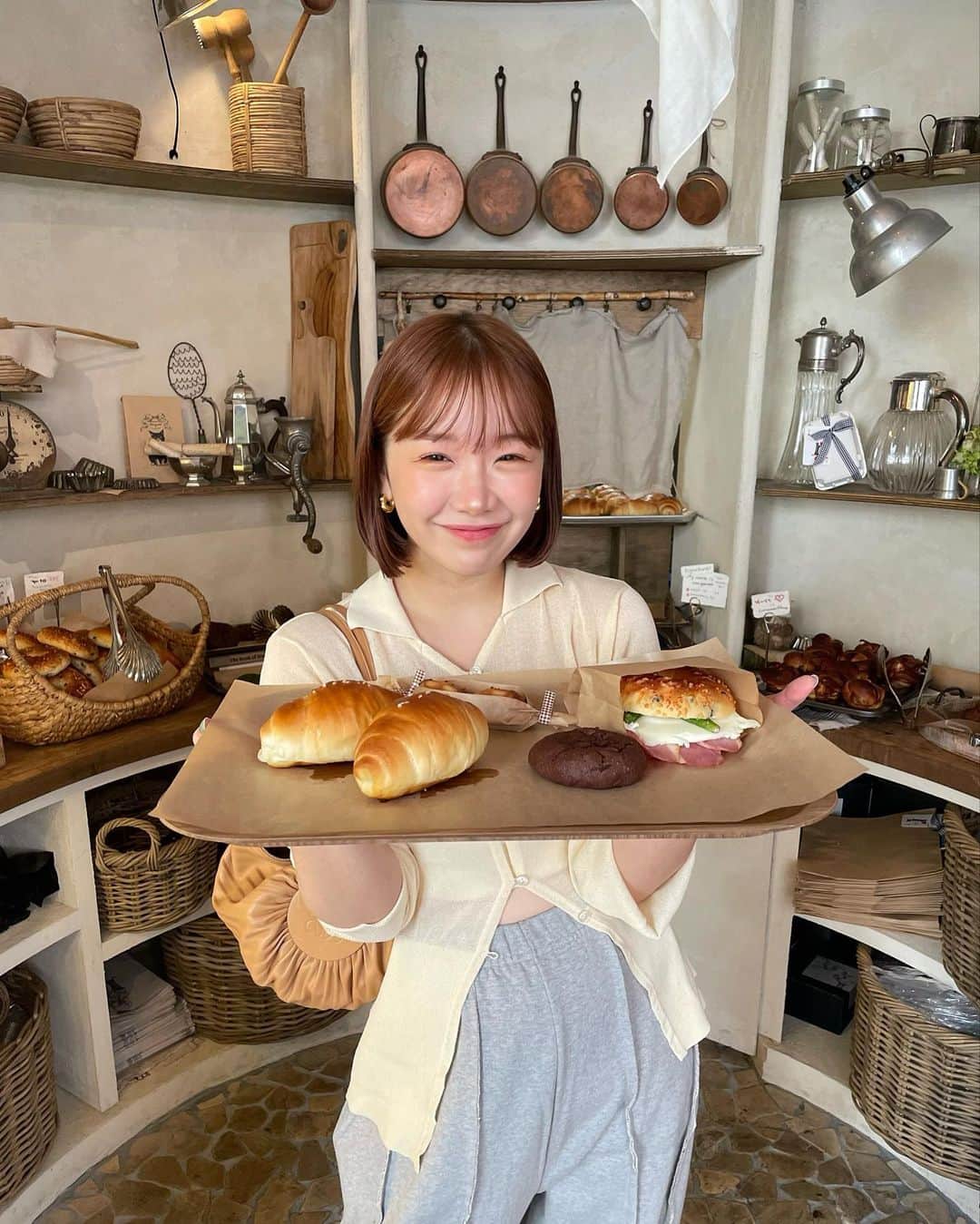 きりまるさんのインスタグラム写真 - (きりまるInstagram)「この前行った韓国のパン屋さんが🍞 とんでもなくオシャで おいしくて幸せやった 😚🤍  いつもパンの余ったやつ貰ってるんか お店の前におハトがいっぱいおって 可愛くて パシャりした 📷🍞懐いてた ！  ここの塩パンがおいしすぎて 韓国いったらもっかい食べたい... ああ、空間もパンも何もかもドツボで 幸せな時間を過ごしました 🥪♡ ぽぽまるのみんなも行ってみてほしい〜🤤♡  まいちゃん（マネちゃん）と 趣味がおんなじやけん、いつも いろんな場所でカフェ巡りして 楽しい〜🐻 @mgmy.o0  . .」9月20日 20時46分 - kirimaruuu