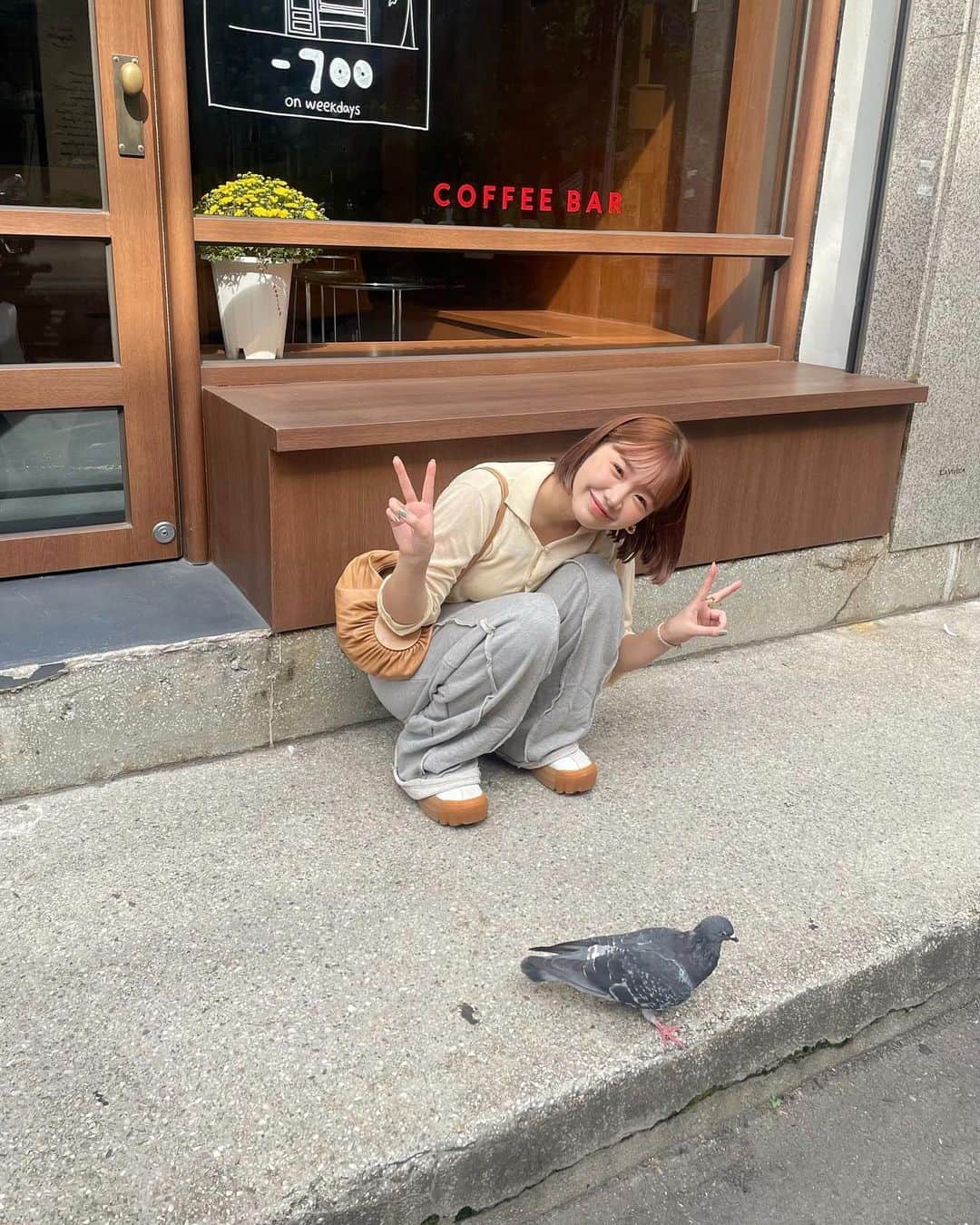 きりまるさんのインスタグラム写真 - (きりまるInstagram)「この前行った韓国のパン屋さんが🍞 とんでもなくオシャで おいしくて幸せやった 😚🤍  いつもパンの余ったやつ貰ってるんか お店の前におハトがいっぱいおって 可愛くて パシャりした 📷🍞懐いてた ！  ここの塩パンがおいしすぎて 韓国いったらもっかい食べたい... ああ、空間もパンも何もかもドツボで 幸せな時間を過ごしました 🥪♡ ぽぽまるのみんなも行ってみてほしい〜🤤♡  まいちゃん（マネちゃん）と 趣味がおんなじやけん、いつも いろんな場所でカフェ巡りして 楽しい〜🐻 @mgmy.o0  . .」9月20日 20時46分 - kirimaruuu