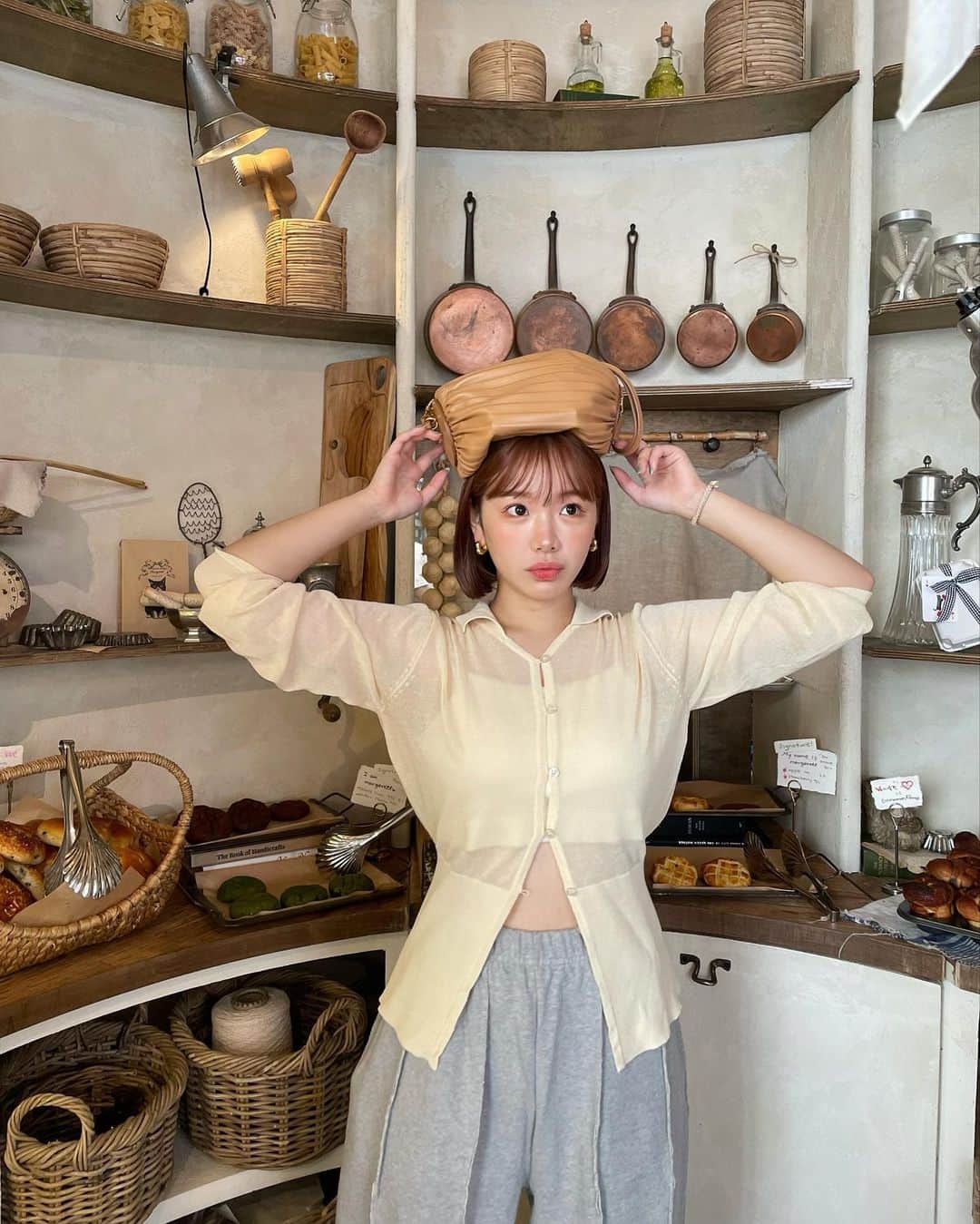 きりまるさんのインスタグラム写真 - (きりまるInstagram)「この前行った韓国のパン屋さんが🍞 とんでもなくオシャで おいしくて幸せやった 😚🤍  いつもパンの余ったやつ貰ってるんか お店の前におハトがいっぱいおって 可愛くて パシャりした 📷🍞懐いてた ！  ここの塩パンがおいしすぎて 韓国いったらもっかい食べたい... ああ、空間もパンも何もかもドツボで 幸せな時間を過ごしました 🥪♡ ぽぽまるのみんなも行ってみてほしい〜🤤♡  まいちゃん（マネちゃん）と 趣味がおんなじやけん、いつも いろんな場所でカフェ巡りして 楽しい〜🐻 @mgmy.o0  . .」9月20日 20時46分 - kirimaruuu