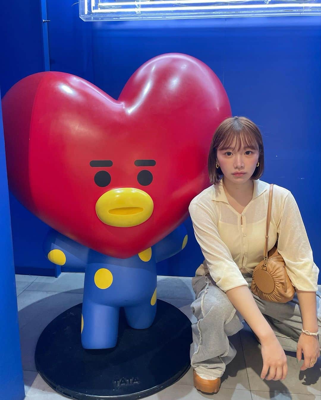きりまるさんのインスタグラム写真 - (きりまるInstagram)「この前行った韓国のパン屋さんが🍞 とんでもなくオシャで おいしくて幸せやった 😚🤍  いつもパンの余ったやつ貰ってるんか お店の前におハトがいっぱいおって 可愛くて パシャりした 📷🍞懐いてた ！  ここの塩パンがおいしすぎて 韓国いったらもっかい食べたい... ああ、空間もパンも何もかもドツボで 幸せな時間を過ごしました 🥪♡ ぽぽまるのみんなも行ってみてほしい〜🤤♡  まいちゃん（マネちゃん）と 趣味がおんなじやけん、いつも いろんな場所でカフェ巡りして 楽しい〜🐻 @mgmy.o0  . .」9月20日 20時46分 - kirimaruuu