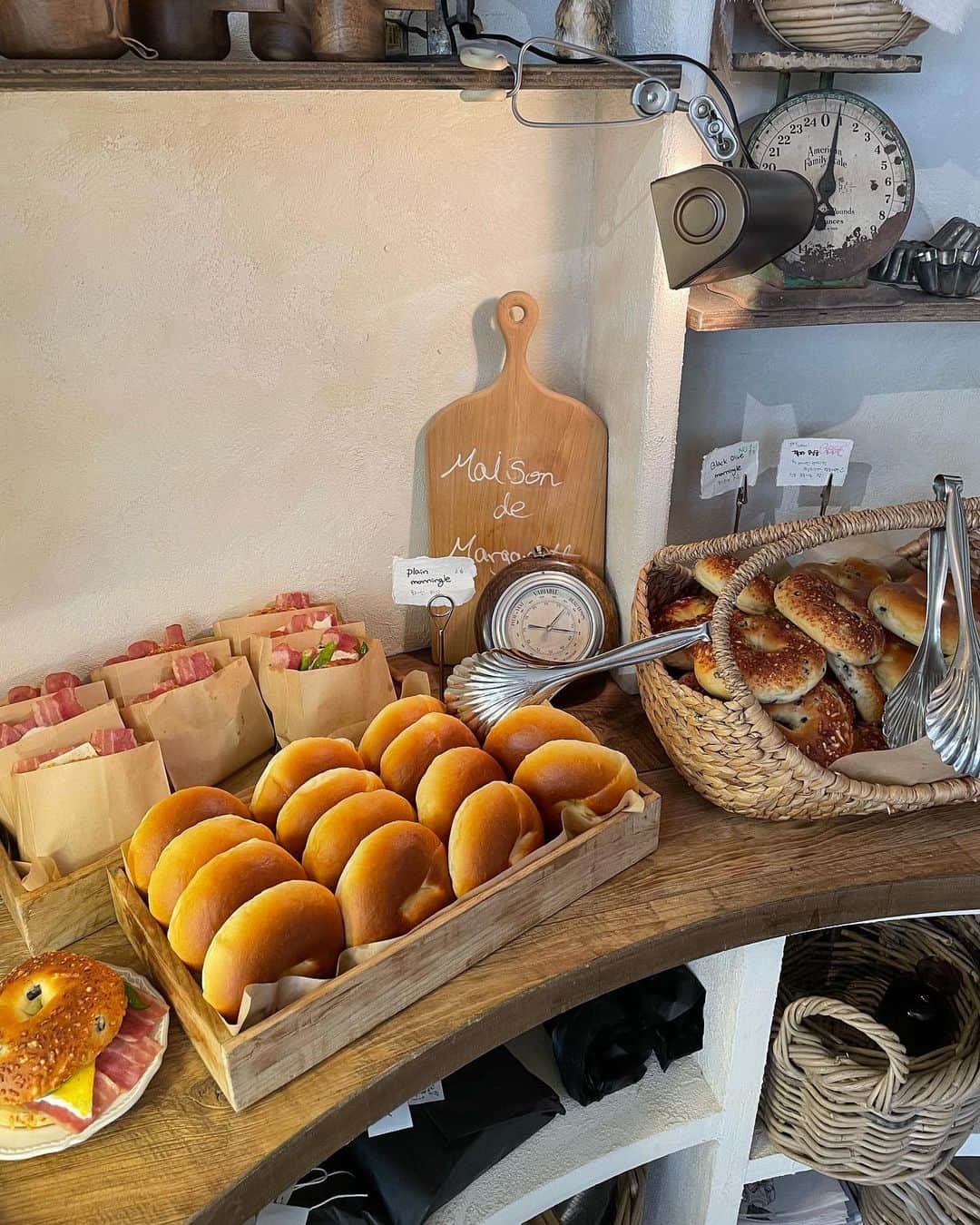 きりまるさんのインスタグラム写真 - (きりまるInstagram)「この前行った韓国のパン屋さんが🍞 とんでもなくオシャで おいしくて幸せやった 😚🤍  いつもパンの余ったやつ貰ってるんか お店の前におハトがいっぱいおって 可愛くて パシャりした 📷🍞懐いてた ！  ここの塩パンがおいしすぎて 韓国いったらもっかい食べたい... ああ、空間もパンも何もかもドツボで 幸せな時間を過ごしました 🥪♡ ぽぽまるのみんなも行ってみてほしい〜🤤♡  まいちゃん（マネちゃん）と 趣味がおんなじやけん、いつも いろんな場所でカフェ巡りして 楽しい〜🐻 @mgmy.o0  . .」9月20日 20時46分 - kirimaruuu