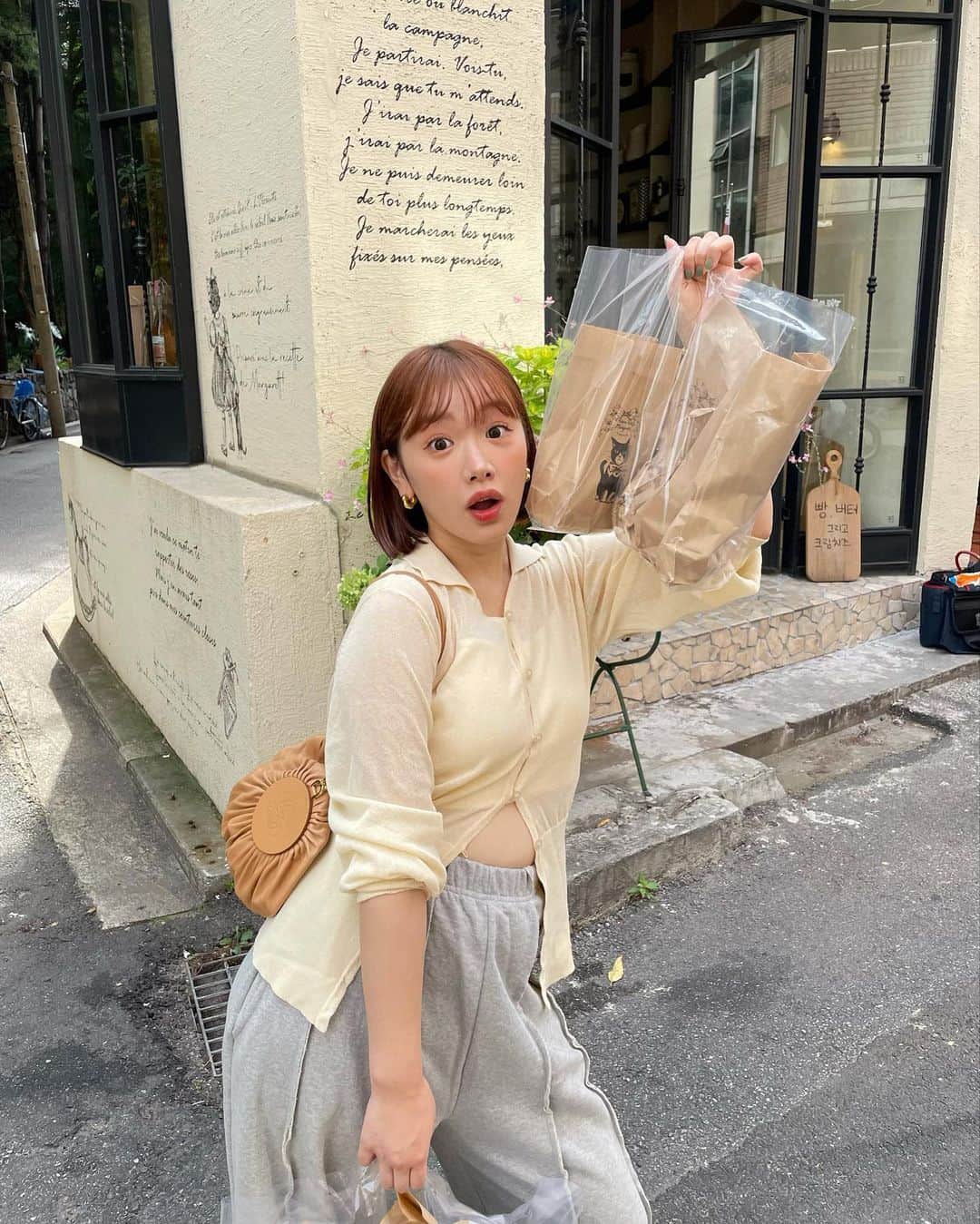 きりまるさんのインスタグラム写真 - (きりまるInstagram)「この前行った韓国のパン屋さんが🍞 とんでもなくオシャで おいしくて幸せやった 😚🤍  いつもパンの余ったやつ貰ってるんか お店の前におハトがいっぱいおって 可愛くて パシャりした 📷🍞懐いてた ！  ここの塩パンがおいしすぎて 韓国いったらもっかい食べたい... ああ、空間もパンも何もかもドツボで 幸せな時間を過ごしました 🥪♡ ぽぽまるのみんなも行ってみてほしい〜🤤♡  まいちゃん（マネちゃん）と 趣味がおんなじやけん、いつも いろんな場所でカフェ巡りして 楽しい〜🐻 @mgmy.o0  . .」9月20日 20時46分 - kirimaruuu