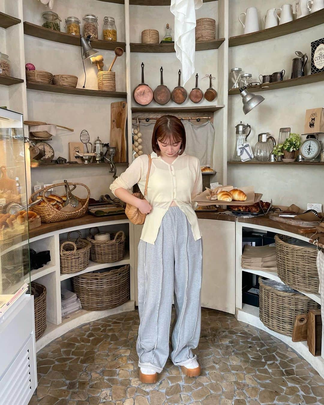 きりまるさんのインスタグラム写真 - (きりまるInstagram)「この前行った韓国のパン屋さんが🍞 とんでもなくオシャで おいしくて幸せやった 😚🤍  いつもパンの余ったやつ貰ってるんか お店の前におハトがいっぱいおって 可愛くて パシャりした 📷🍞懐いてた ！  ここの塩パンがおいしすぎて 韓国いったらもっかい食べたい... ああ、空間もパンも何もかもドツボで 幸せな時間を過ごしました 🥪♡ ぽぽまるのみんなも行ってみてほしい〜🤤♡  まいちゃん（マネちゃん）と 趣味がおんなじやけん、いつも いろんな場所でカフェ巡りして 楽しい〜🐻 @mgmy.o0  . .」9月20日 20時46分 - kirimaruuu