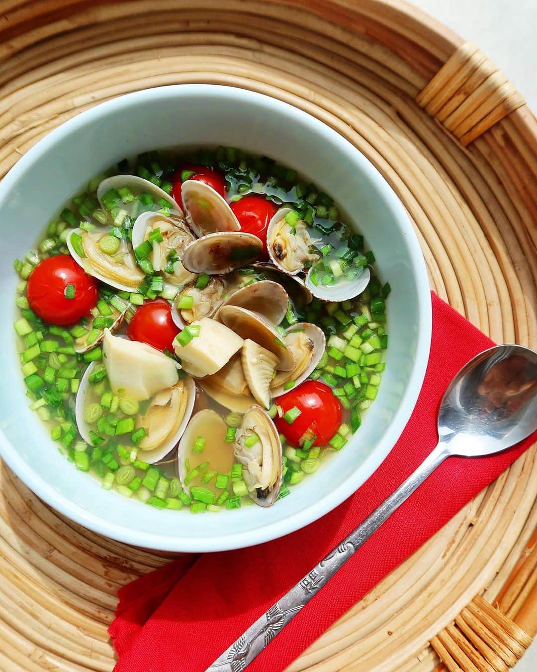 のインスタグラム：「. . あさり、たけのこ、ニラ、トマト、お酢🍅 むくみに効くスター食材で作るむくみ解消スープ🍲  あさりと野菜から美味しい出汁が出るので、 簡単すぎるのに酸味も効いて旨みがたっぷり！ レシピは一月発売の新刊でご紹介します🥰  Swelling reduce soup🍲 Clams, bamboo shoots, chives, tomatoes,and vinegar. Made with star ingredients that are effective for reducing swelling and puffy face.  The recipe will be introduced in the new book released in January!  #atsushikitchen #むくみ解消 #むくみ解消レシピ  #reducedwelling #puffyface」