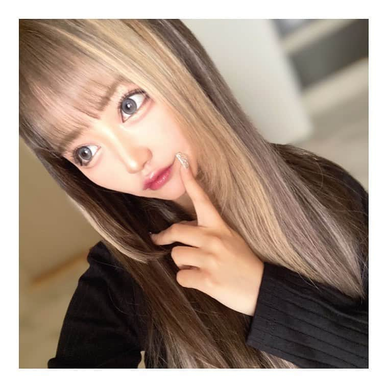 りせりさんのインスタグラム写真 - (りせりInstagram)「💇‍♀️🤍 ⁡ ⁡ ⁡ 今回も前回と同じカラーにしてもらいました🫧 ⁡ 超可愛くて今回も同じ色にしちゃった🫶🏻  地毛が伸びてきたからエクステも自然に少なめで馴染むようになってきてホンマに感動🥹💗 ⁡ このまま地毛だけで生活できるまで頑張る✊🏻 ⁡ いつも可愛くしてくれてありがとうございます！！ ⁡ ⁡ ⁡ #new #hair #可愛い @rsr_0717  #new #hair #可愛い #カラー #ギャル #お洒落 #こだわり #オーダー #オリーブグレージュ #ツートン #ファッション #おすすめ #大阪 #cute #color #olive #glay #fashion #osaka #instagram #instagood」9月20日 20時46分 - rsr_0717