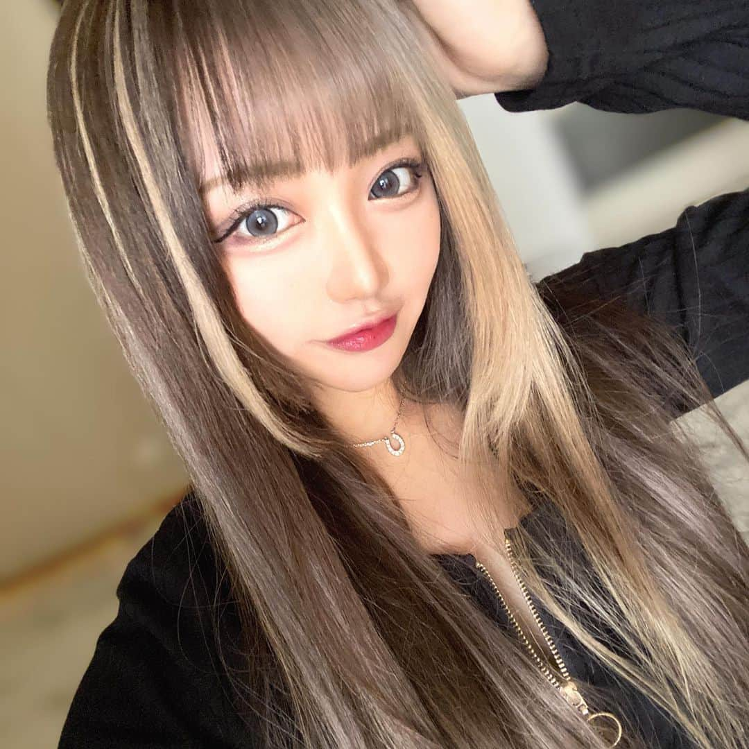 りせりさんのインスタグラム写真 - (りせりInstagram)「💇‍♀️🤍 ⁡ ⁡ ⁡ 今回も前回と同じカラーにしてもらいました🫧 ⁡ 超可愛くて今回も同じ色にしちゃった🫶🏻  地毛が伸びてきたからエクステも自然に少なめで馴染むようになってきてホンマに感動🥹💗 ⁡ このまま地毛だけで生活できるまで頑張る✊🏻 ⁡ いつも可愛くしてくれてありがとうございます！！ ⁡ ⁡ ⁡ #new #hair #可愛い @rsr_0717  #new #hair #可愛い #カラー #ギャル #お洒落 #こだわり #オーダー #オリーブグレージュ #ツートン #ファッション #おすすめ #大阪 #cute #color #olive #glay #fashion #osaka #instagram #instagood」9月20日 20時46分 - rsr_0717