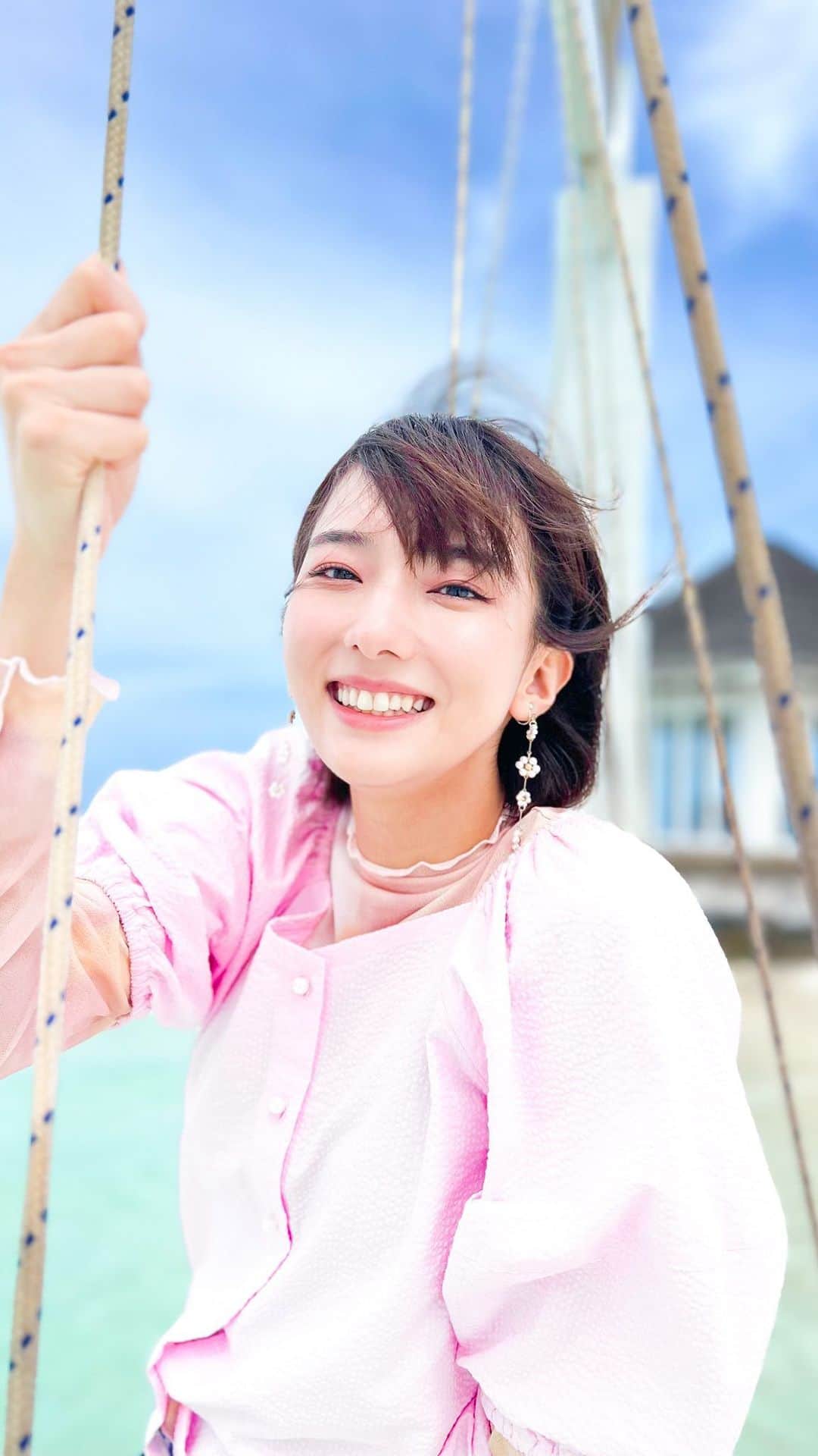 搗宮姫奈のインスタグラム：「モルディブの思い出。  とにかくホテル選びが難しかった！！！  …というのも、モルディブには約140島の島にリゾート島ホテルが存在します。  この中からより私の求める"モルディブ像"に最も近い場所を探すのはすごく大変だった🤣  今回の旅の中でのリゾート選びの基準は"水上コテージ付きホテルであること"と"遠浅の海であること"。  せっかくモルディブへいくからには水上コテージに泊まりたい！ それでいて、いつまでも歩けてしまいそうなほどの遠浅の景色を見てみたい！ と、ホテルを選ぶのに3日はかけてしまいました🤣  結果"サン サイヤム オルヴェリ"というリゾートを選ぶのですが大正解！🥺🫰  水上コテージから直接海に入る事ができて最高でした！ しかも、11:00ごろはぷかぷかと浮かぶ事ができ、朝型になると潮が引いて私たちのコテージの前に道ができるんです！🥺🩵  さいさいのこうこう！🇲🇻🩵 #ひめ旅日記 #世界一周コーヒーの旅 #世界一周 #モルディブ #worldtraveler」