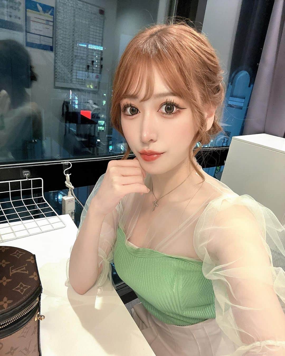 のインスタグラム：「今年の夏、グリーンの服率高い気がする💚💚💚  もう9月だけど毎日暑すぎて夏気分全然抜けない🥺  #キャバ嬢#キャバクラ#キャバ#キャバクラ嬢#美人茶屋#美人茶屋上野#上野#ueno#新宿#歌舞伎町#六本木#銀座#御徒町#上野広小路#湯島#浅草#東京#tokyo#東京観光#japan#トレーニング女子#筋トレ#飲み好きな人と繋がりたい」