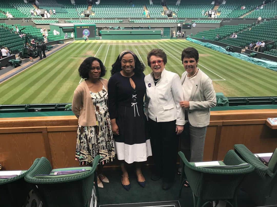 ションダ・ライムズのインスタグラム：「50 years ago today, @billiejeanking defeated Bobby Riggs in the Battle of the Sexes. Her victory still resonates as women tennis players are now the highest-paid athletes in any sport. A celebration of greatness and equality. 👏🏾 #BOTS50」