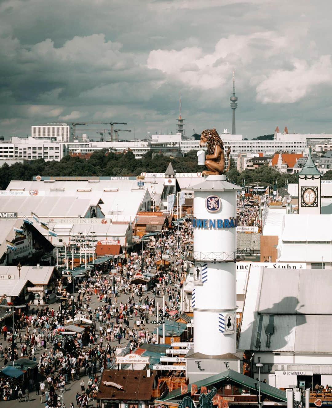 ソフィア・フロルシュさんのインスタグラム写真 - (ソフィア・フロルシュInstagram)「Just Munich things 🎡🍻5th season of the year 🎢 Dirndl by: @giacomellitrachten // 📸 x @made257 // #sophia #sophia99 #changeagent #racegirl #racing #motorsport #unscripted #soptimism #munich #oktoberfest #wiesn23」9月21日 2時16分 - sophiafloersch