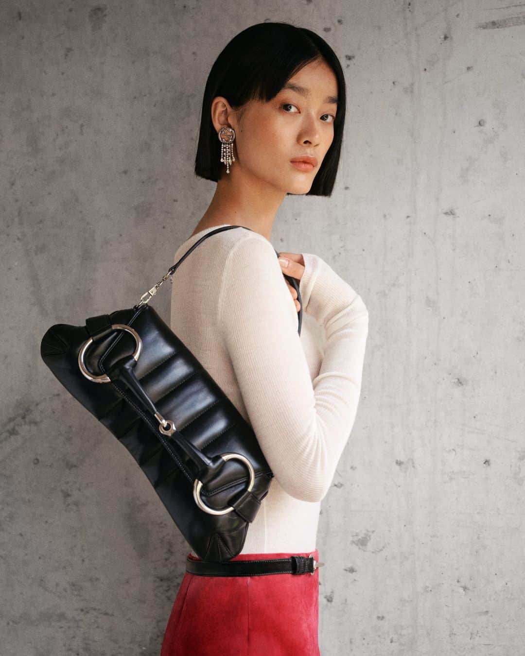 MATCHESFASHION.COMさんのインスタグラム写真 - (MATCHESFASHION.COMInstagram)「Look to the new @Gucci Horsebit chain shoulder bag to add a Y2K twist to all your new-season looks. You’ll be able to wear the maison’s AW23 ready-to-wear collection at work, over the weekend, and everywhere in between for years to come. Shop your favourites at MATCHES now.」9月21日 2時22分 - matches