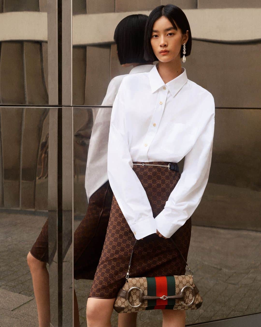 MATCHESFASHION.COMのインスタグラム：「Look to the new @Gucci Horsebit chain shoulder bag to add a Y2K twist to all your new-season looks. You’ll be able to wear the maison’s AW23 ready-to-wear collection at work, over the weekend, and everywhere in between for years to come. Shop your favourites at MATCHES now.」