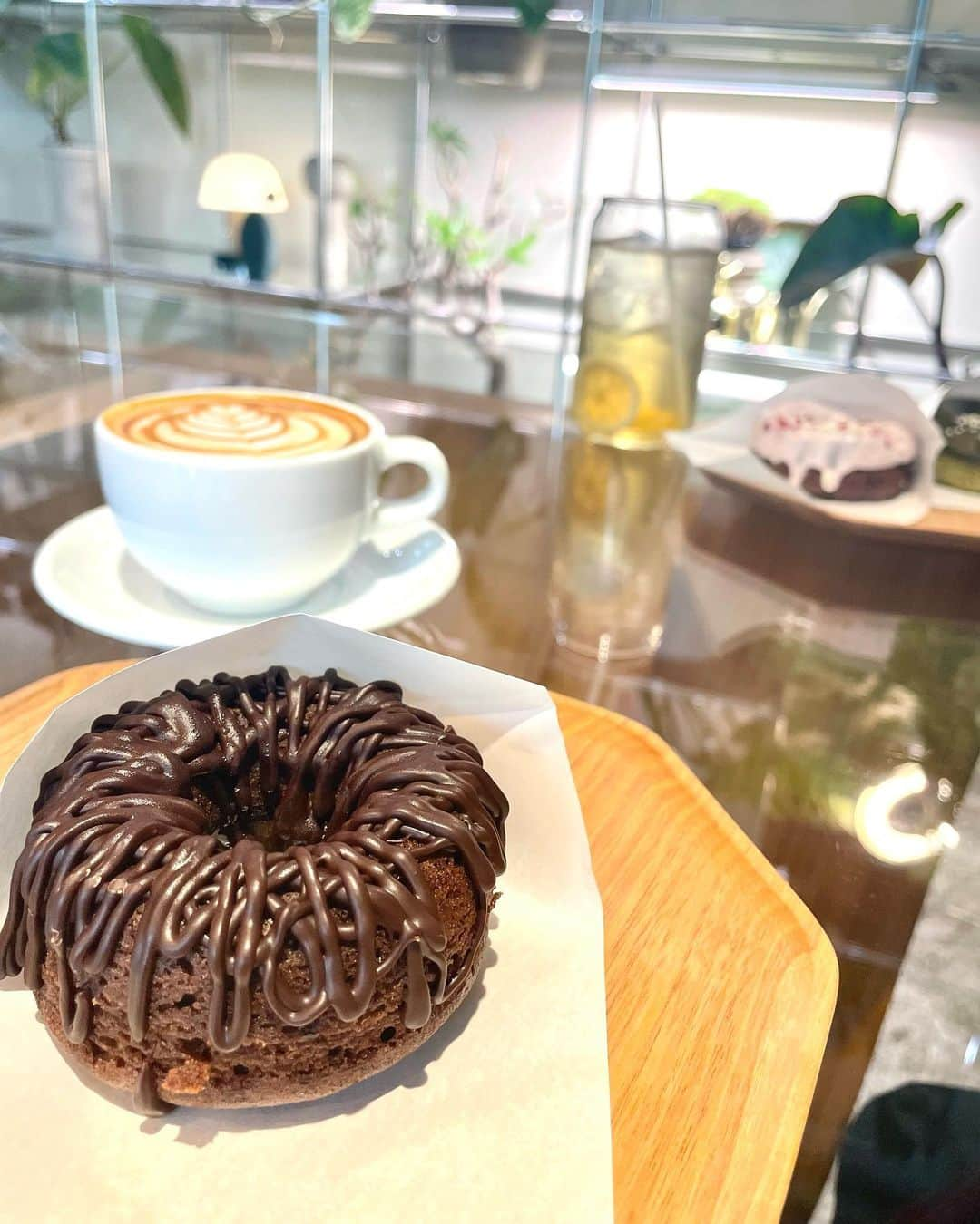 寺田真珠さんのインスタグラム写真 - (寺田真珠Instagram)「🍩🤎  ちょっぴり大人なカフェにいってきました☕︎  どのドーナツも美味しくて 同じ事務所のきよちゃんと写真とりまくり  店内もお花が沢山あって雰囲気も癒されれてまったり過ごせました。  また必ずいきます。  皆様もぜひ永田町へ🙃♡  #hocuspocus #japan #donut #donuts #cafe #café #tokyo #東京カフェ #都内カフェ #永田町カフェ #カフェ巡り #ドーナツ専門店 #散歩 #ootd #ootdfashion #nike #globalwork #ないき #グローバルワーク #スポーティーコーデ #カジュアルコーデ #帽子コーデ #カフェ巡り東京 #ナイキ」9月20日 20時58分 - shinju_terada