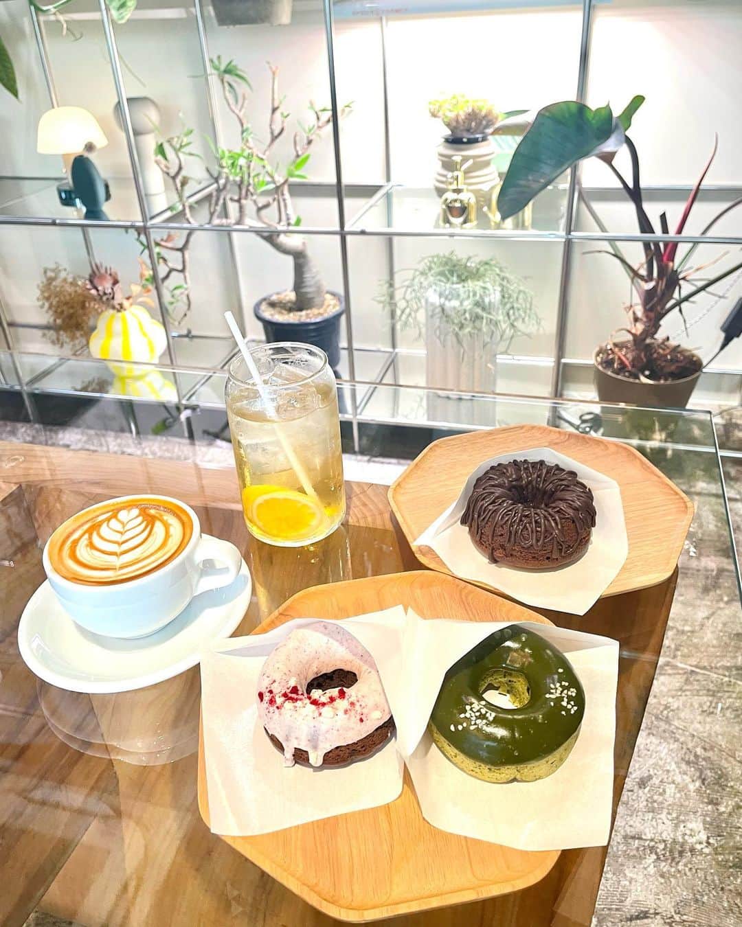 寺田真珠さんのインスタグラム写真 - (寺田真珠Instagram)「🍩🤎  ちょっぴり大人なカフェにいってきました☕︎  どのドーナツも美味しくて 同じ事務所のきよちゃんと写真とりまくり  店内もお花が沢山あって雰囲気も癒されれてまったり過ごせました。  また必ずいきます。  皆様もぜひ永田町へ🙃♡  #hocuspocus #japan #donut #donuts #cafe #café #tokyo #東京カフェ #都内カフェ #永田町カフェ #カフェ巡り #ドーナツ専門店 #散歩 #ootd #ootdfashion #nike #globalwork #ないき #グローバルワーク #スポーティーコーデ #カジュアルコーデ #帽子コーデ #カフェ巡り東京 #ナイキ」9月20日 20時58分 - shinju_terada
