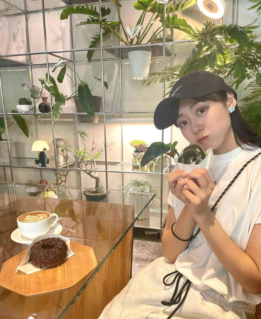 寺田真珠さんのインスタグラム写真 - (寺田真珠Instagram)「🍩🤎  ちょっぴり大人なカフェにいってきました☕︎  どのドーナツも美味しくて 同じ事務所のきよちゃんと写真とりまくり  店内もお花が沢山あって雰囲気も癒されれてまったり過ごせました。  また必ずいきます。  皆様もぜひ永田町へ🙃♡  #hocuspocus #japan #donut #donuts #cafe #café #tokyo #東京カフェ #都内カフェ #永田町カフェ #カフェ巡り #ドーナツ専門店 #散歩 #ootd #ootdfashion #nike #globalwork #ないき #グローバルワーク #スポーティーコーデ #カジュアルコーデ #帽子コーデ #カフェ巡り東京 #ナイキ」9月20日 20時58分 - shinju_terada